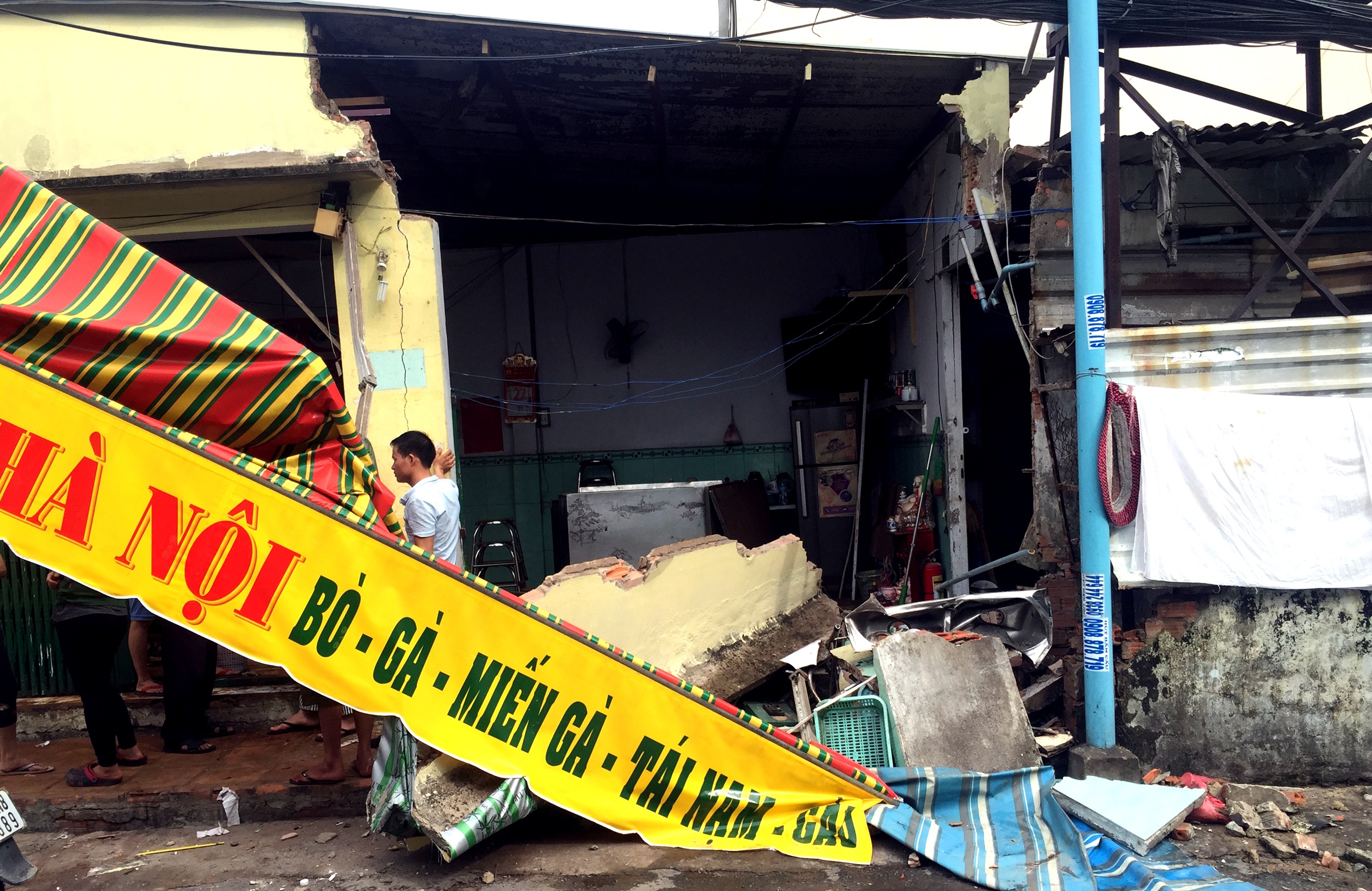 Xe tai lao vao quan pho o Sai Gon, 2 phu nu thoat chet hinh anh