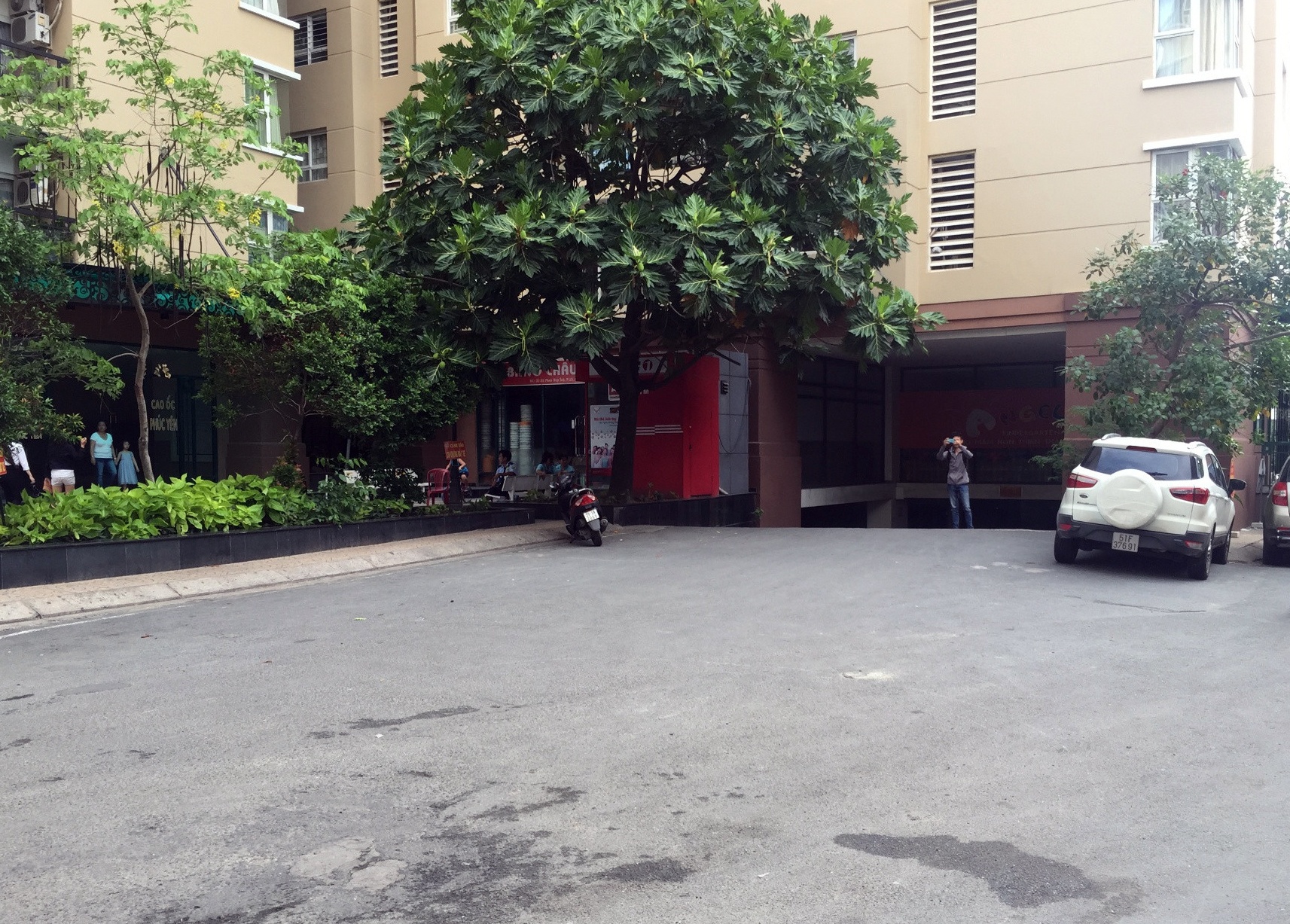 người nước ngoài bị đâm ở sài gòn ảnh 1 nguoi nuoc ngoai bi dam o sai gon anh 1