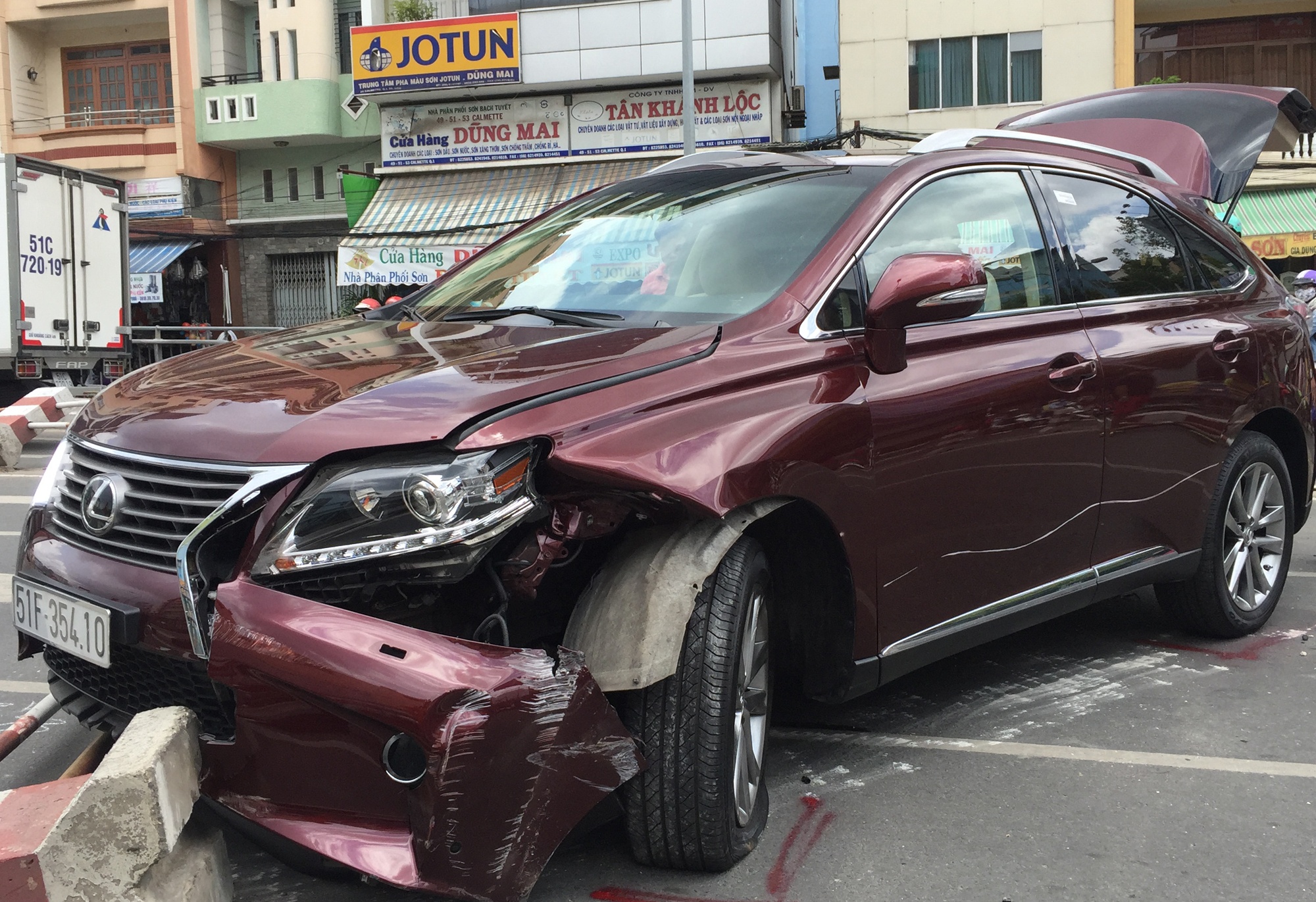 Oto Lexus gan 4 ty gay tai nan o Sai Gon hinh anh