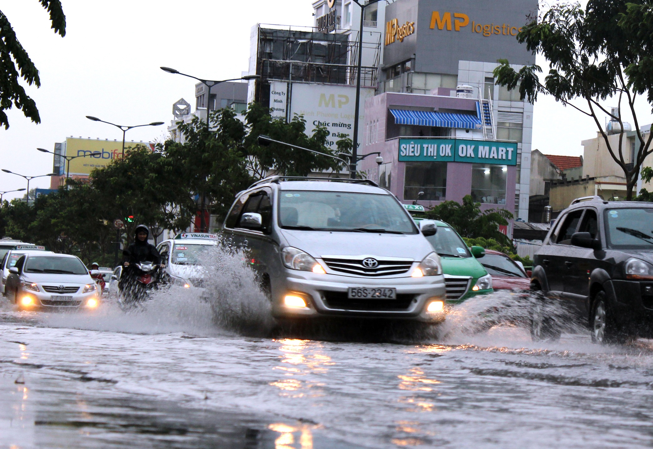 Cac tuyen duong quanh san bay Tan Son Nhat bien thanh song hinh anh