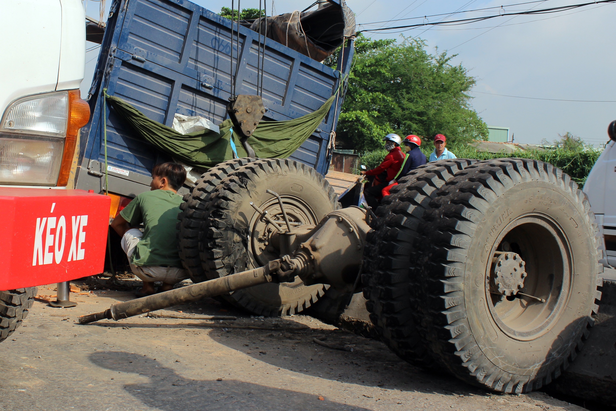 Oto tai tong duoi xe khach, hang chuc hanh khach la het hinh anh