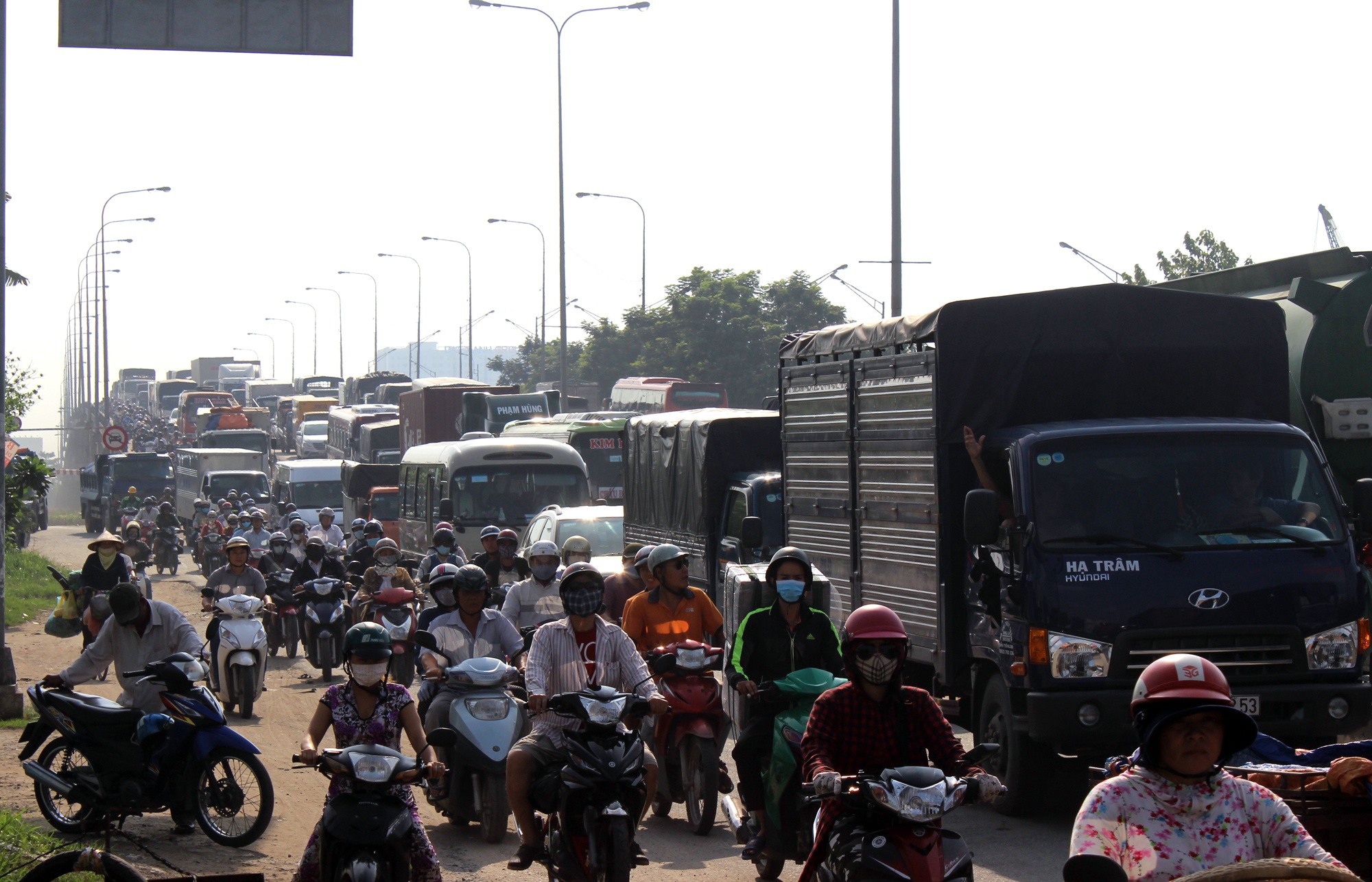 Oto tai tong duoi xe khach anh 2