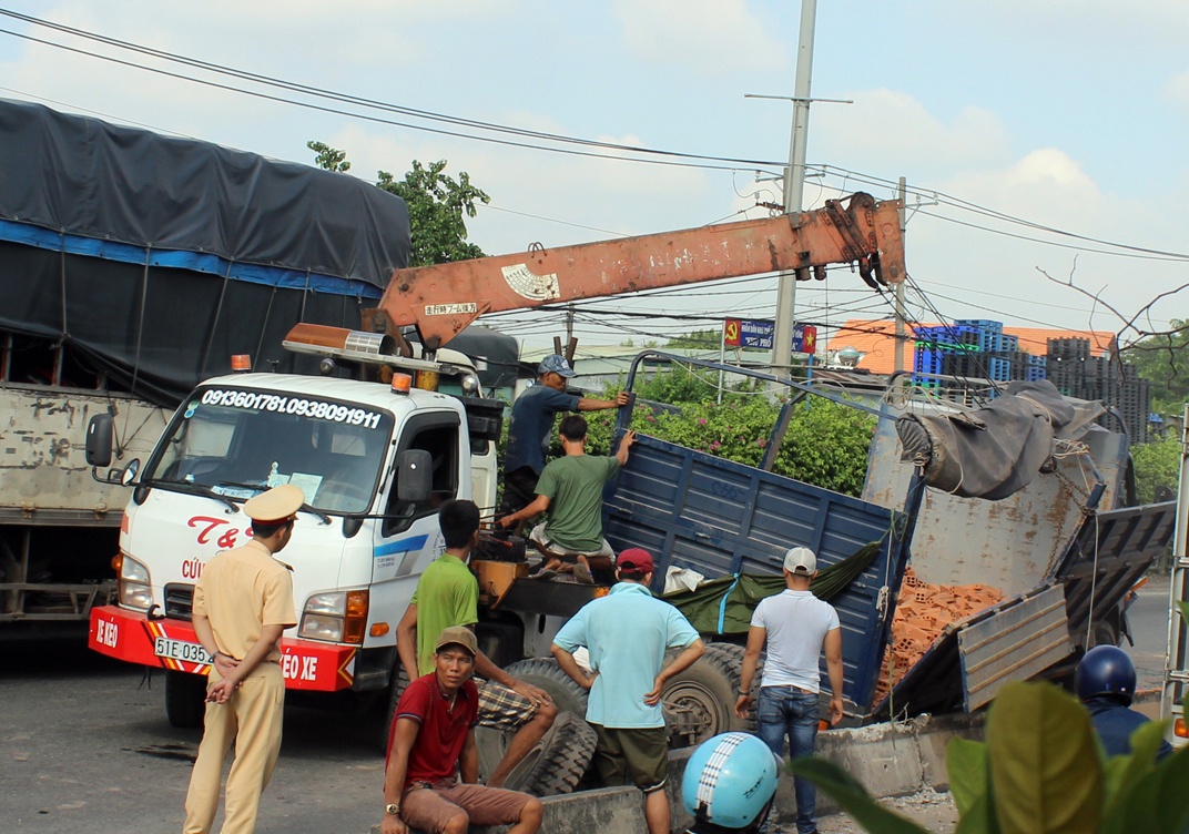 Oto tai tong duoi xe khach anh 1