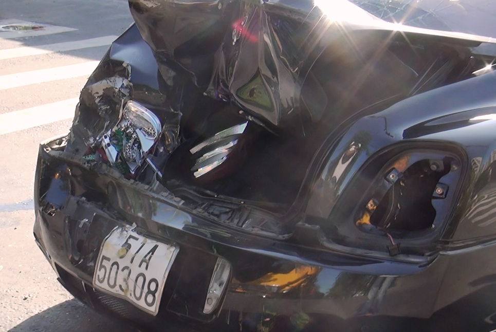 Bentley hon 10 ty bi xe container huc vang 10 m o Sai Gon hinh anh