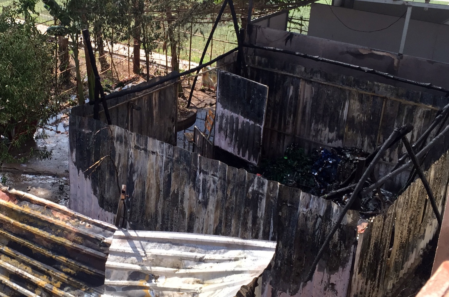 Chay quan ca phe trong hem, ca khu pho hoang loan hinh anh