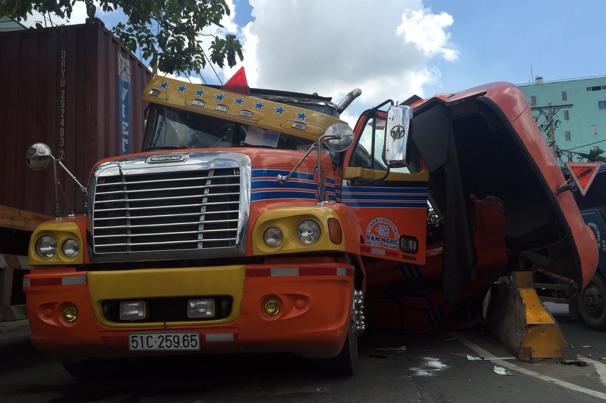 cuon sat lan nat dau container anh 2