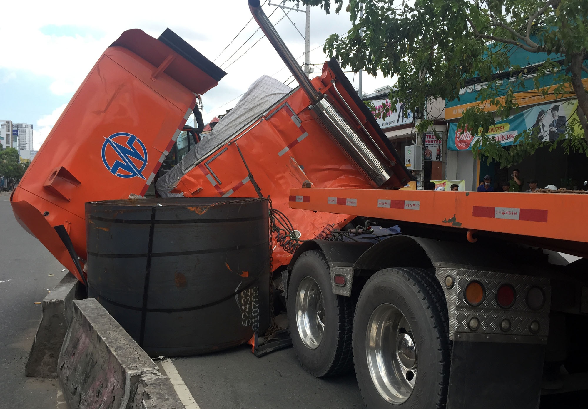 cuon sat lan nat dau container anh 1