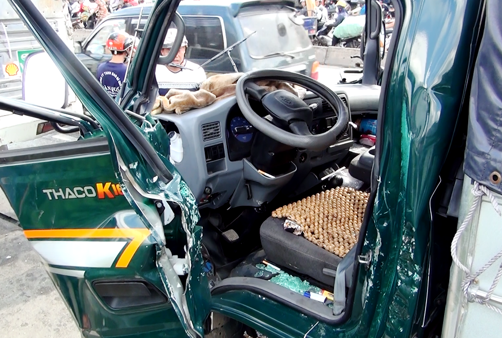 Pha cua cuu tai xe sau tai nan lien hoan o Sai Gon hinh anh