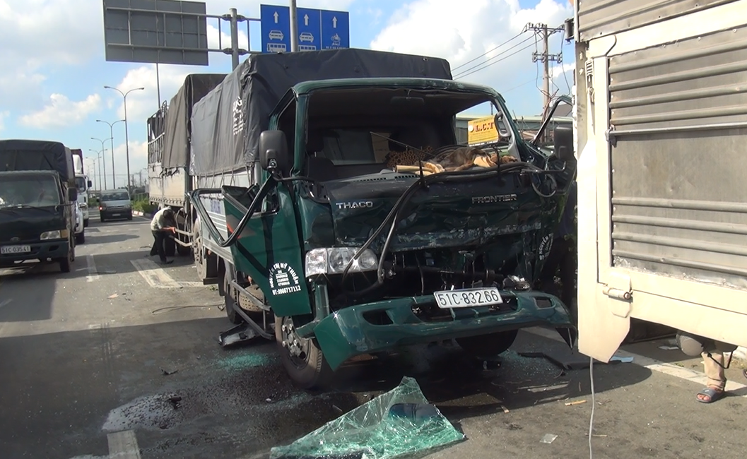 Tai nạn liên hoàn ở Sài Gòn ảnh 1 Tai nan lien hoan o Sai Gon anh 1