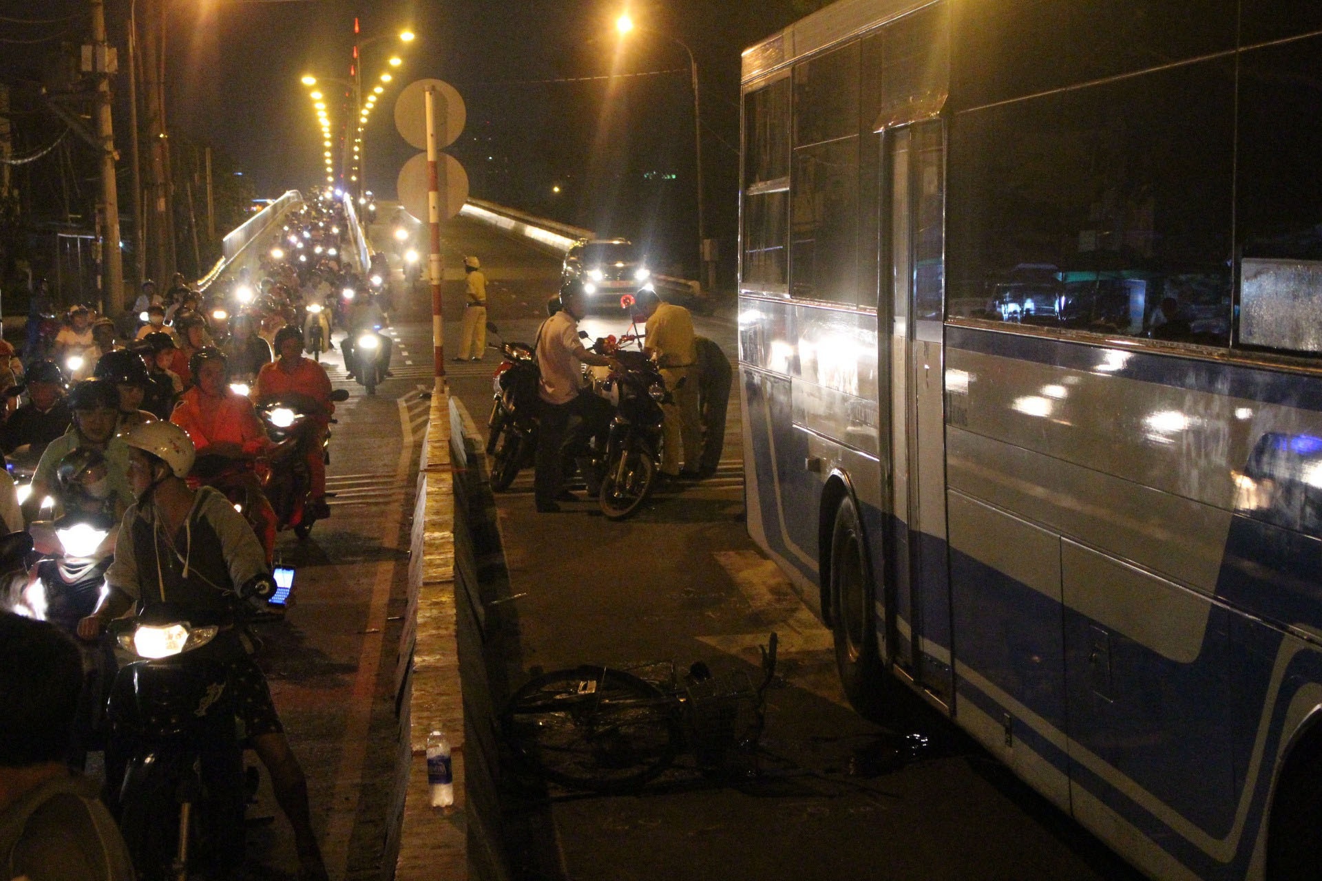 Tử vong vì đi xe đạp vào làn ôtô ảnh 1 Tu vong vi di xe dap vao lan oto anh 1