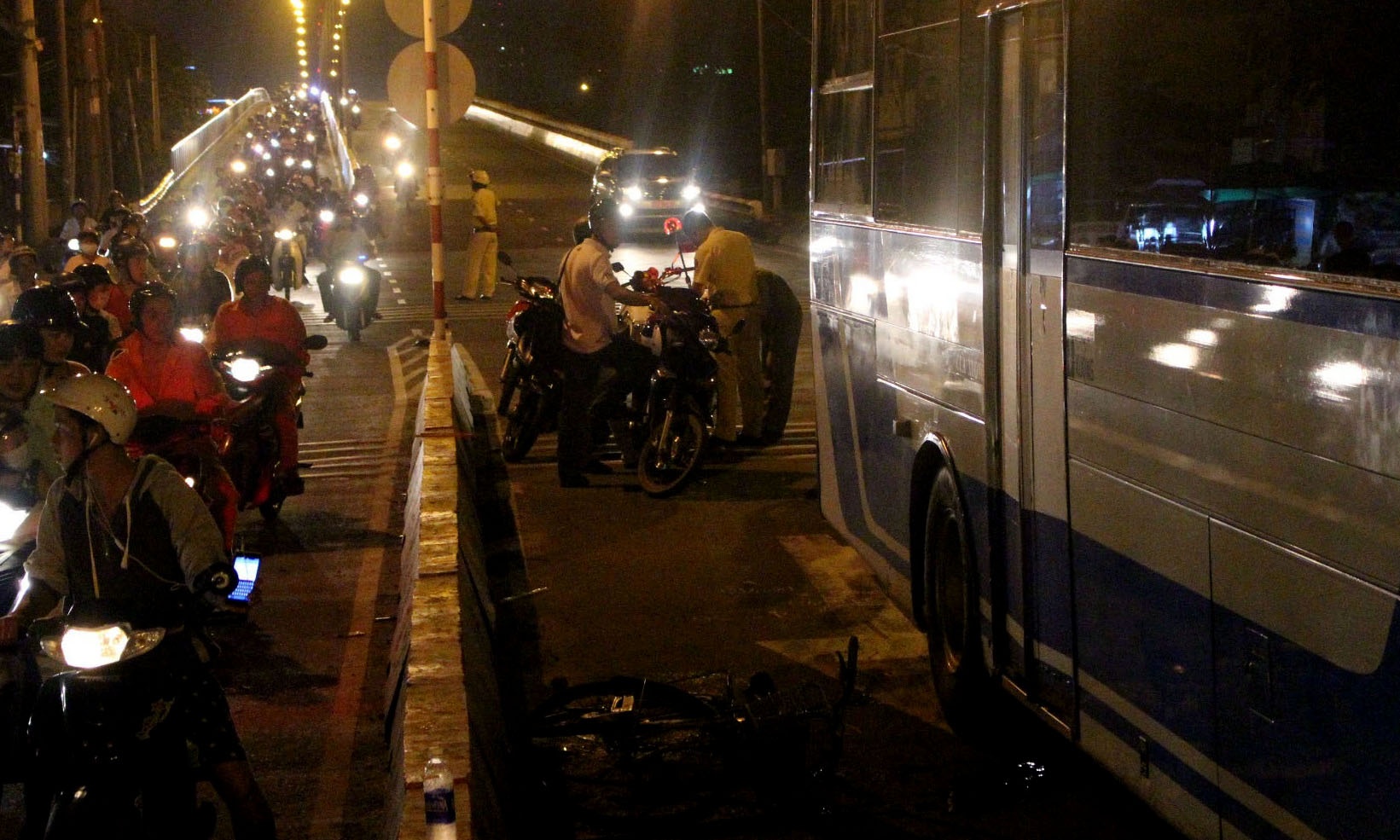 Thanh nien tu vong vi dap xe vao lan oto hinh anh