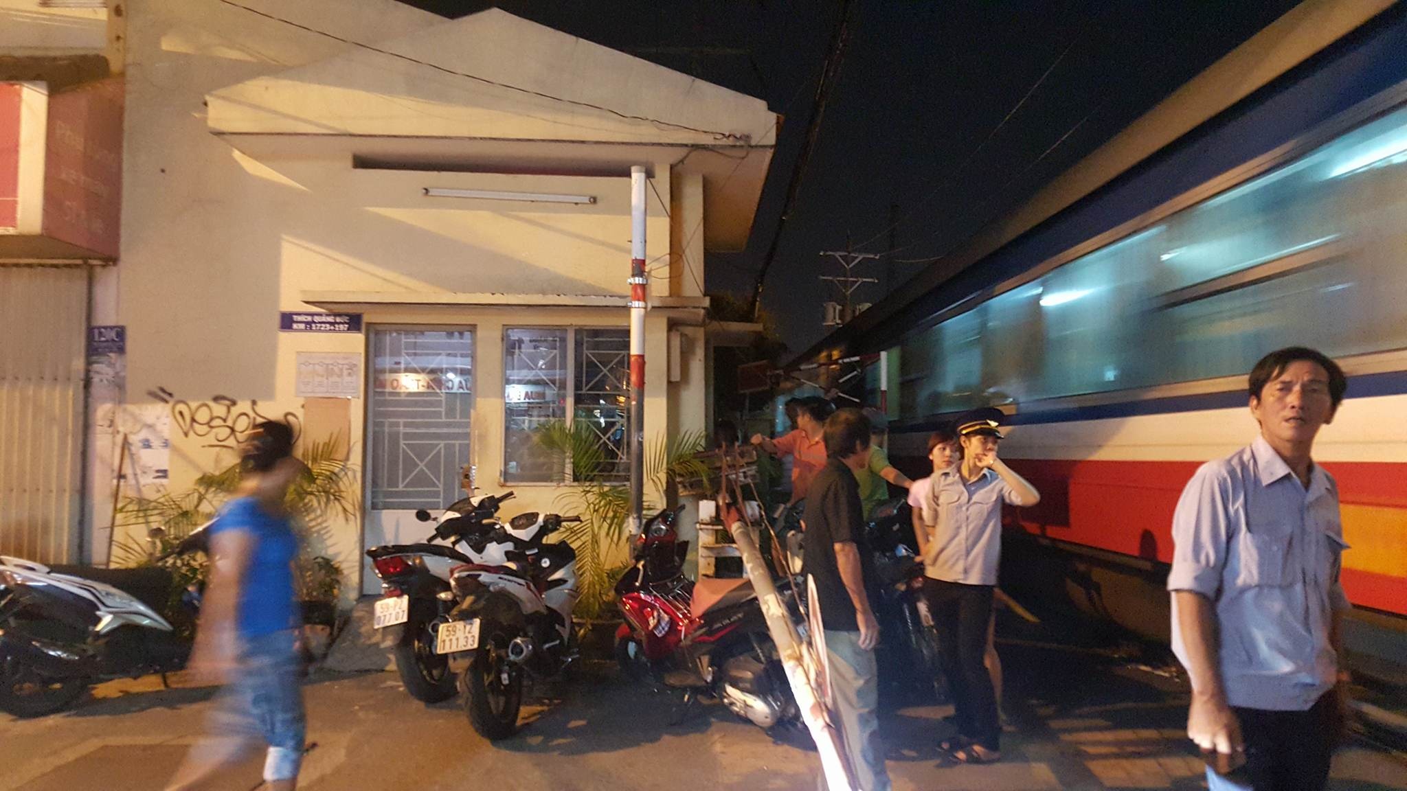 Thanh nien nghi ngao da tu dam thung bung trong chot xe lua hinh anh