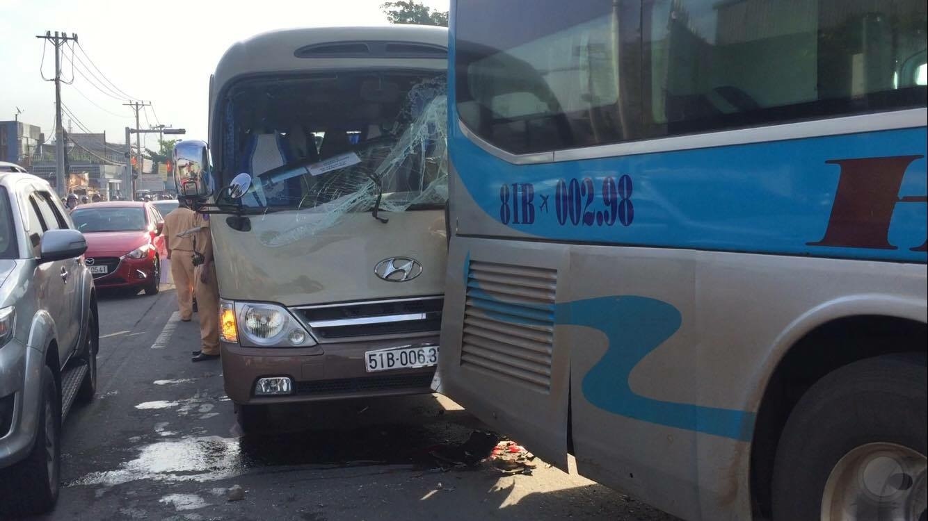 Hang chuc nguoi la het trong 2 xe khach gap nan o Sai Gon hinh anh