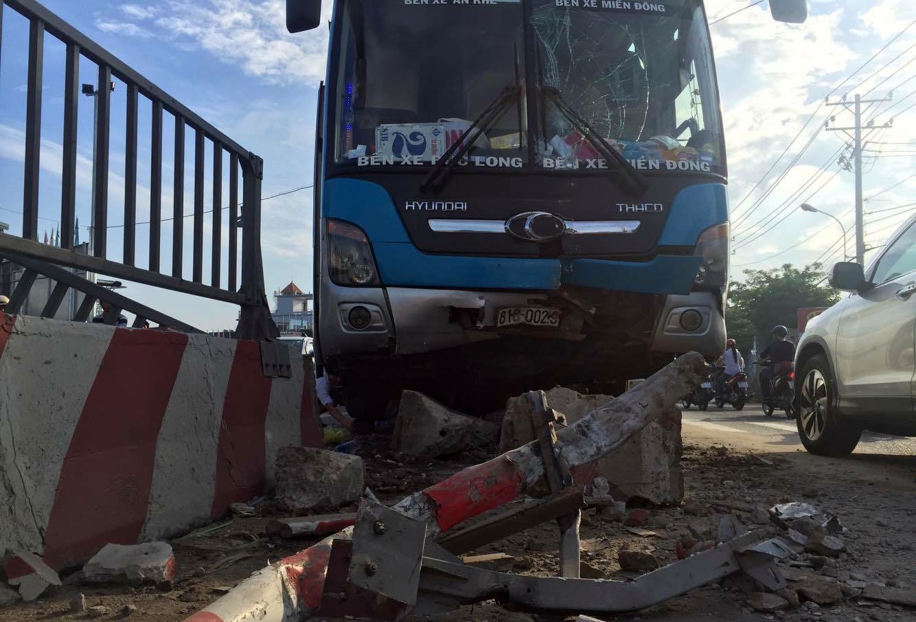 hai xe khach gay tai nan o Sai Gon anh 1