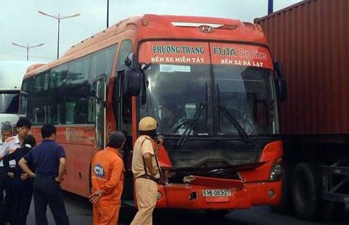 Xe container dam vao oto Phuong Trang, hanh khach hoang loan hinh anh