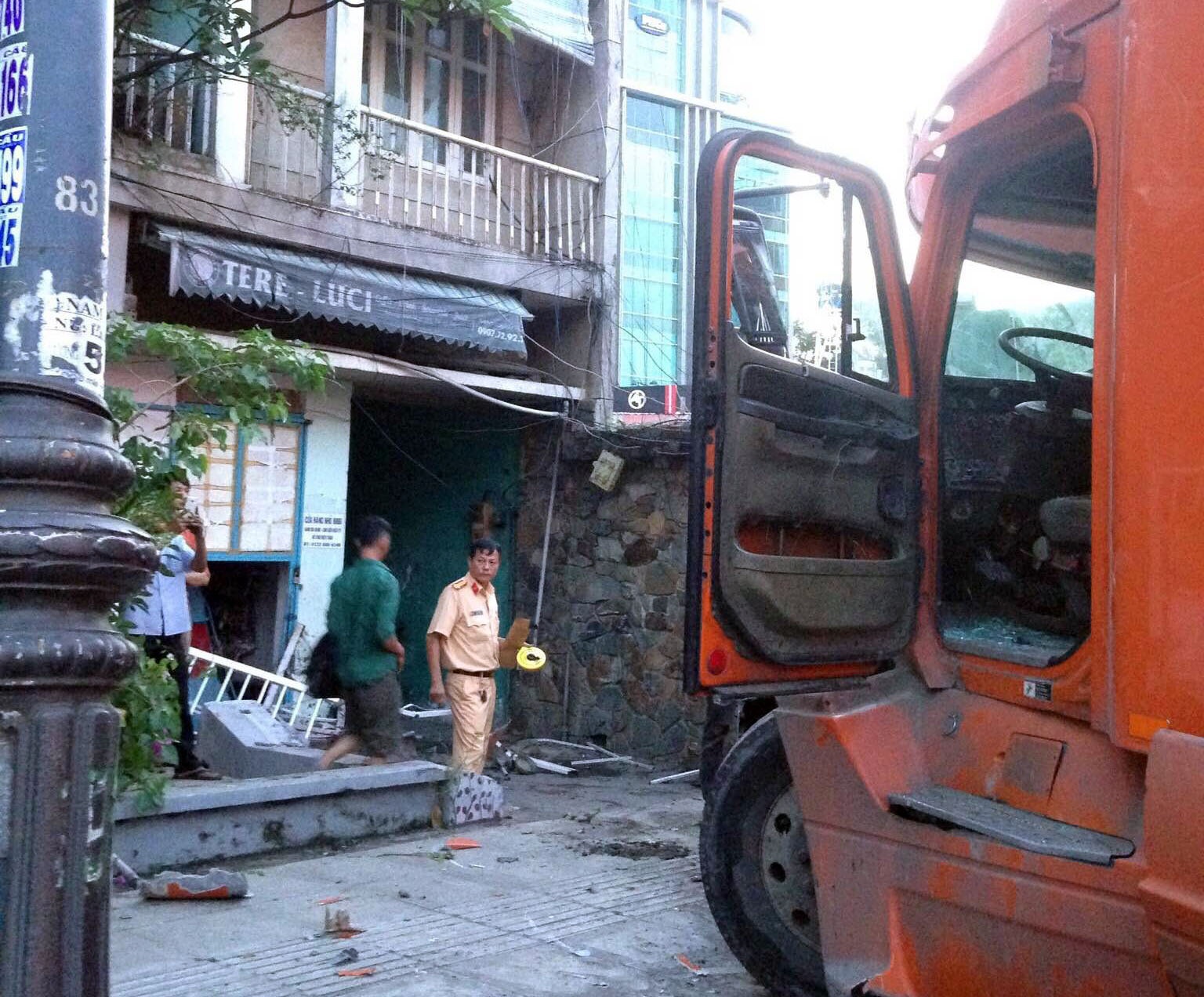 Xe container lao vao nha dan o Sai Gon hinh anh