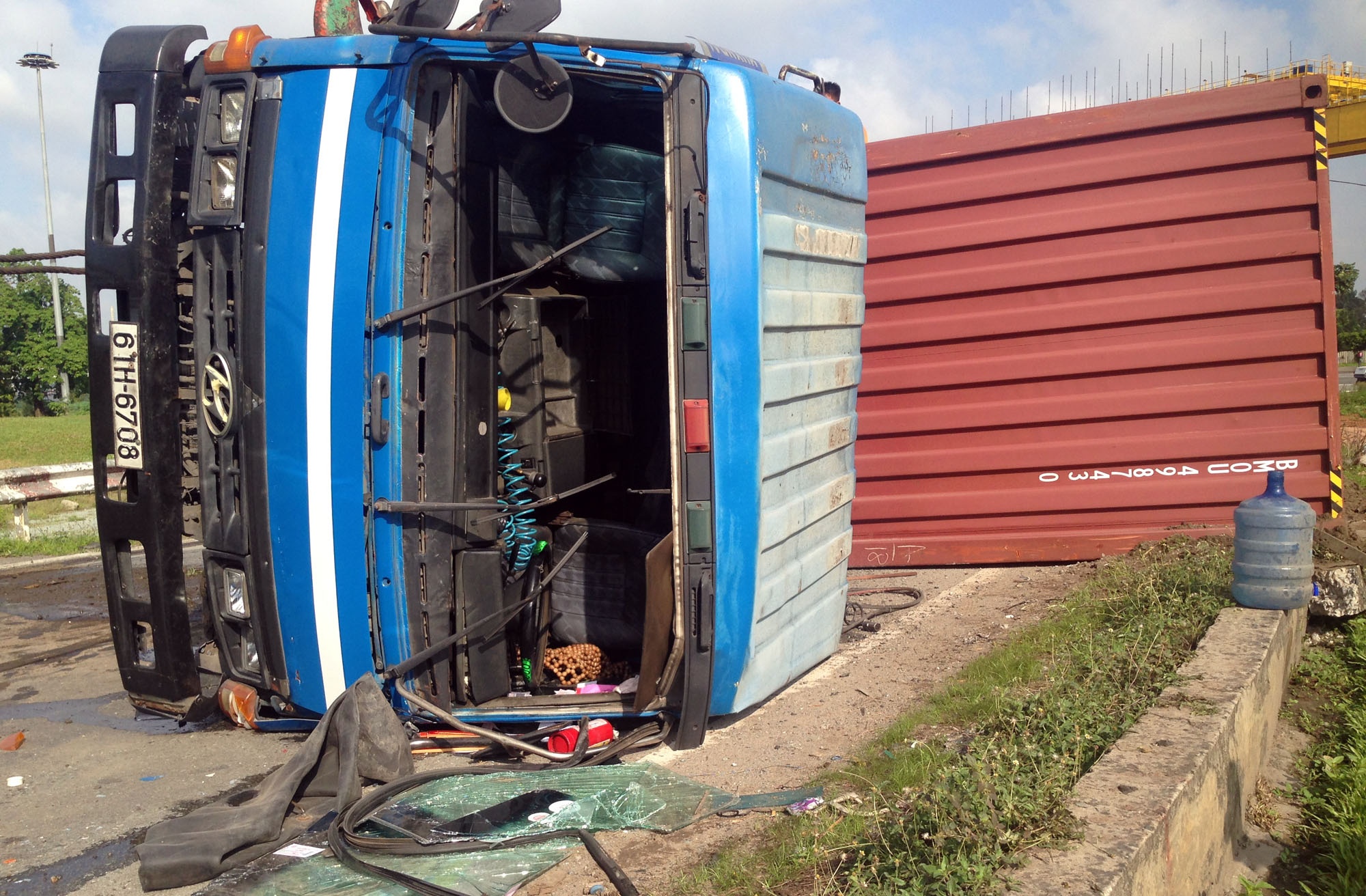Thung container bi lat 2 lan o Sai Gon hinh anh