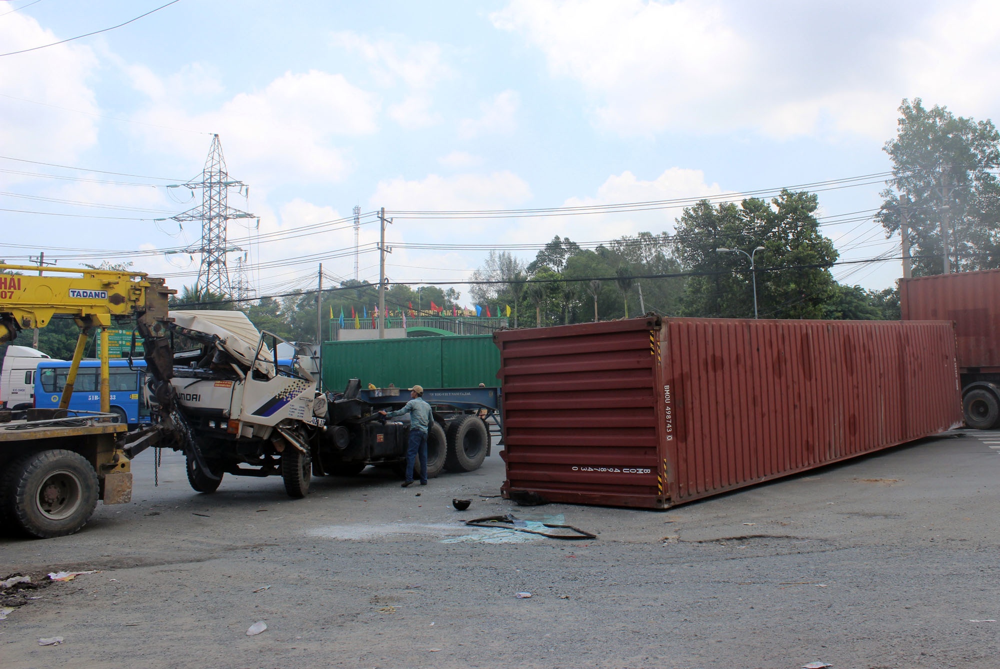 thung container lien tiep lat o sai gon anh 2