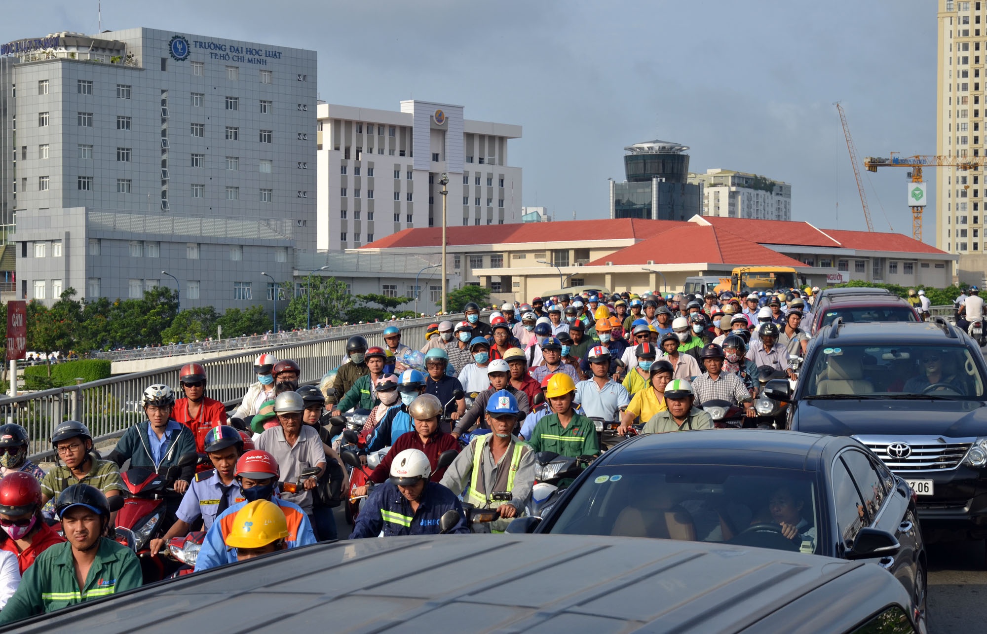 Xe ben tong oto dung den do, trung tam Sai Gon ket cung hinh anh