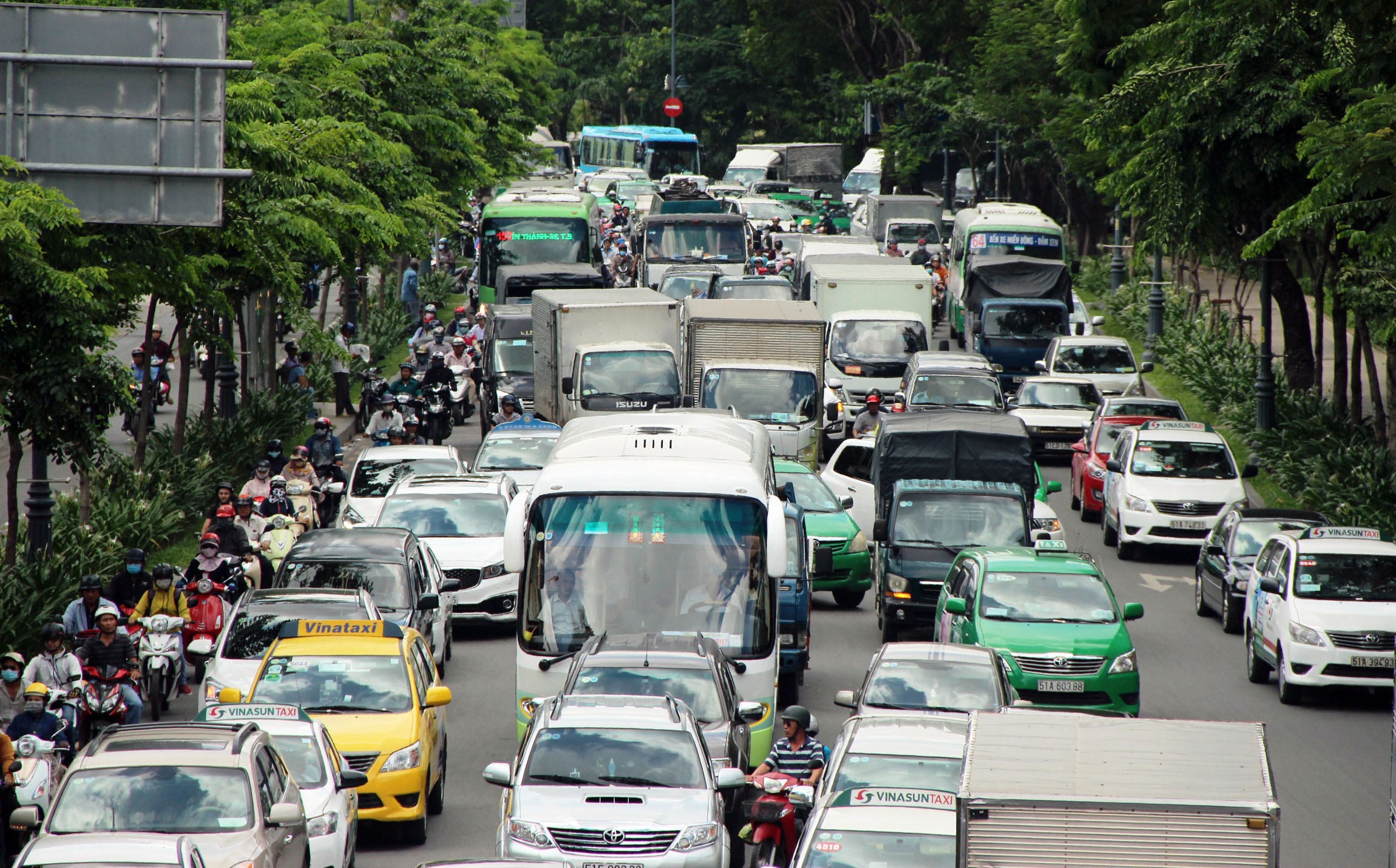 Xe tai huc bien bao, cua ngo san bay Tan Son Nhat ket cung hinh anh