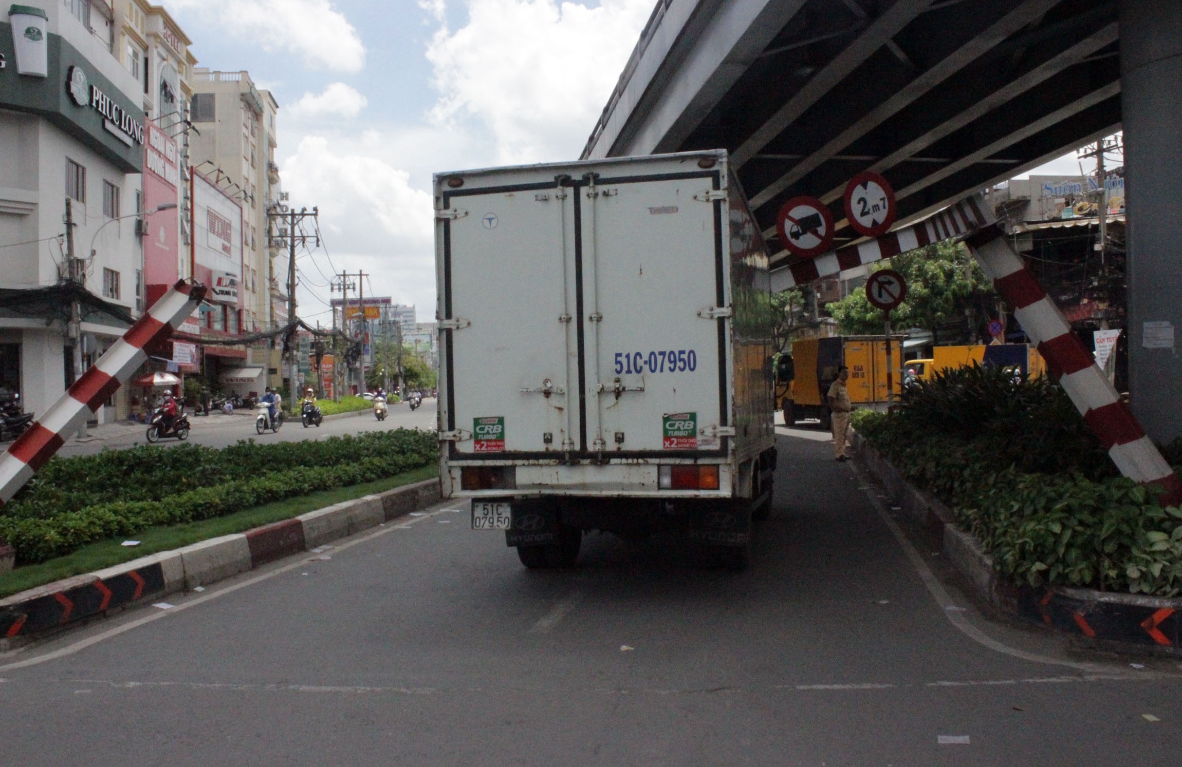 cửa ngõ sân bay Tân Sơn Nhất kẹt cứng ảnh 1 cua ngo san bay Tan Son Nhat ket cung anh 1