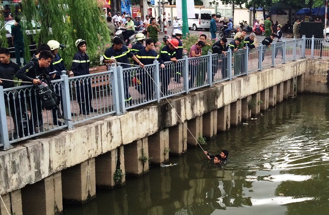 nguoi dan ong nhay kenh tu tu anh 1
