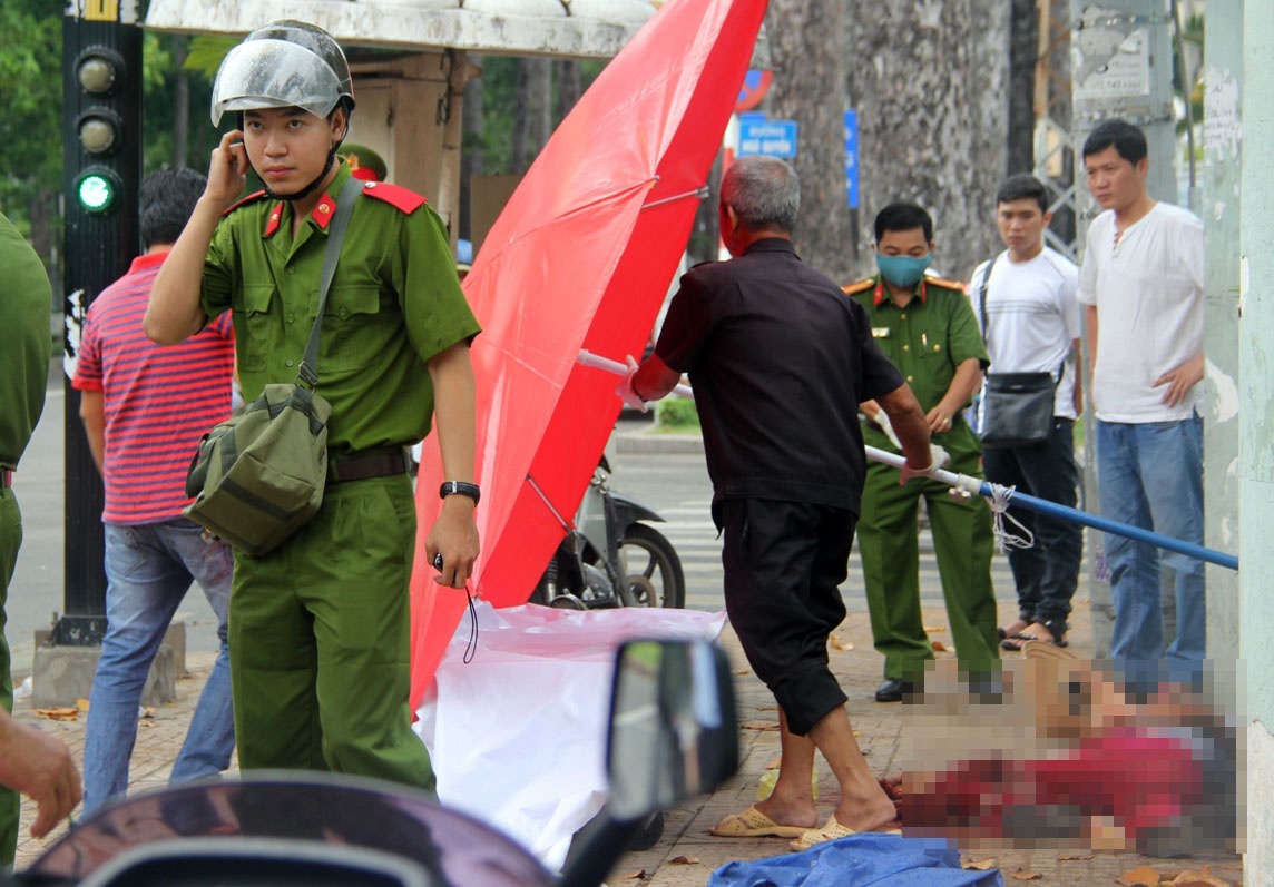 Nguoi phu nu ban ve so guc chet tren via he Sai Gon hinh anh