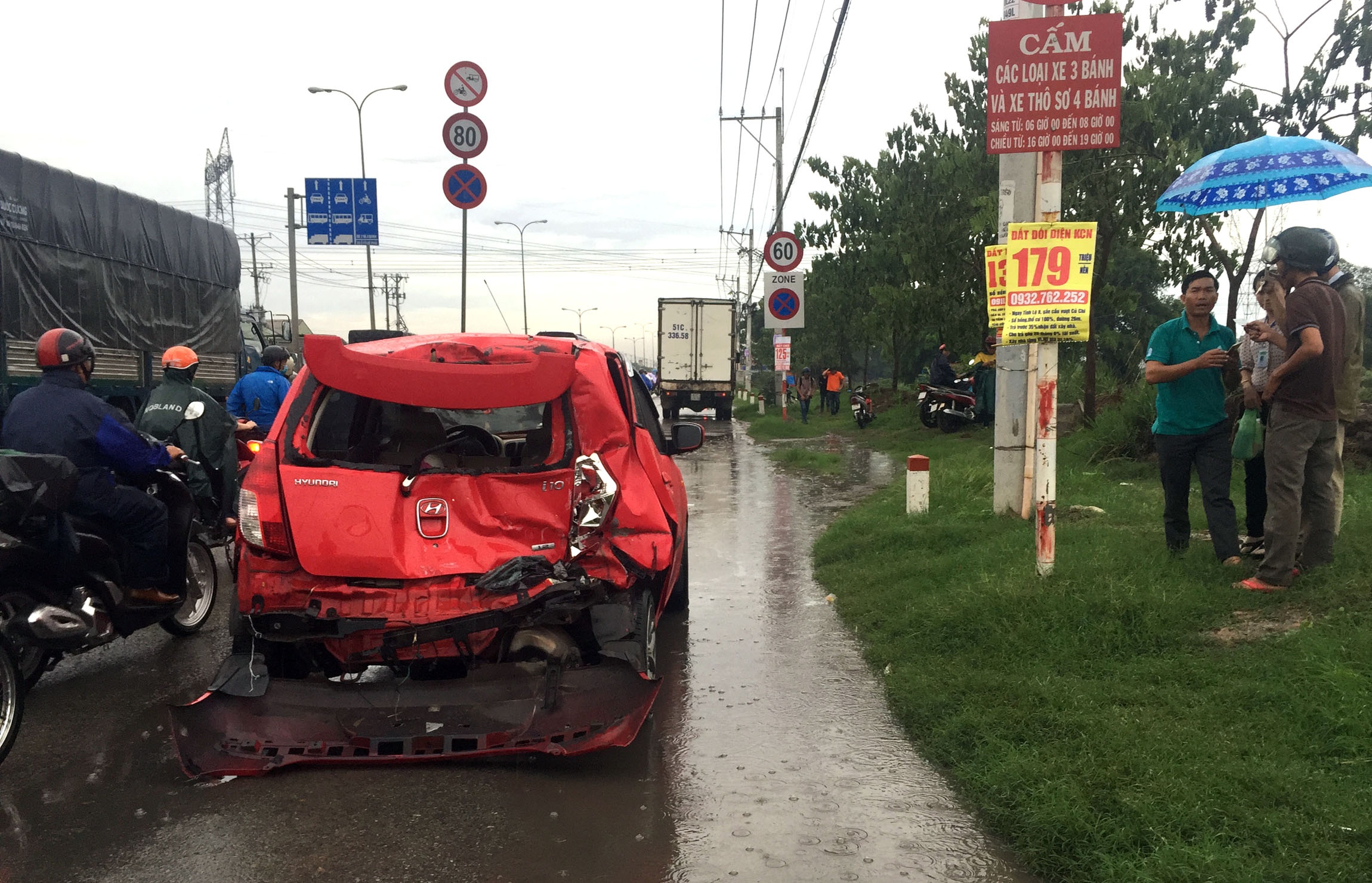 ôtô bị tông khi dừng đèn đỏ ảnh 1 oto bi tong khi dung den do anh 1