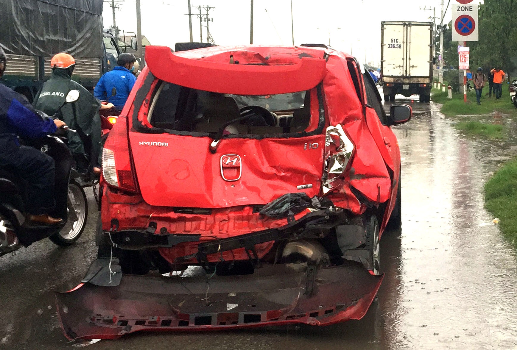 Oto bi tong bep rum khi tren duong den san bay Tan Son Nhat hinh anh