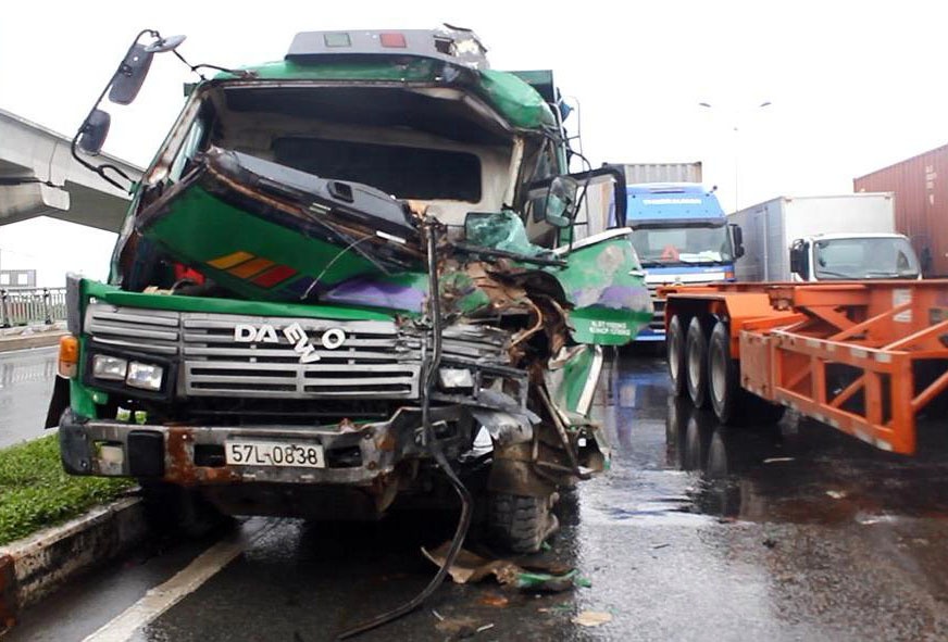 pha cua cuu tai xe gap tai nan anh 1