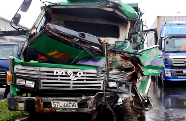 Pha cua cuu tai xe bat tinh trong cabin o Sai Gon hinh anh