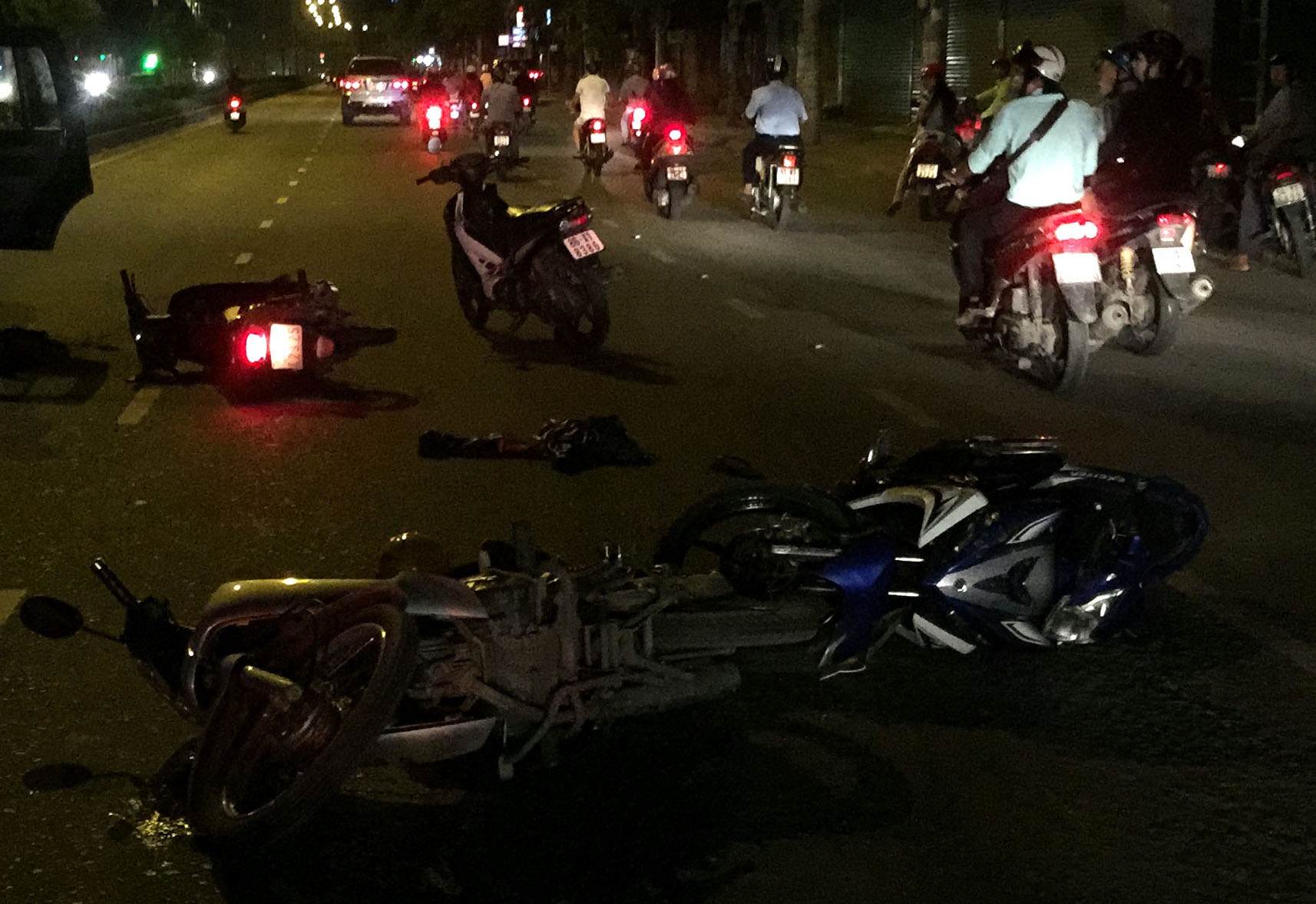 Lao xe vao hien truong tai nan, thanh nien nguy kich hinh anh