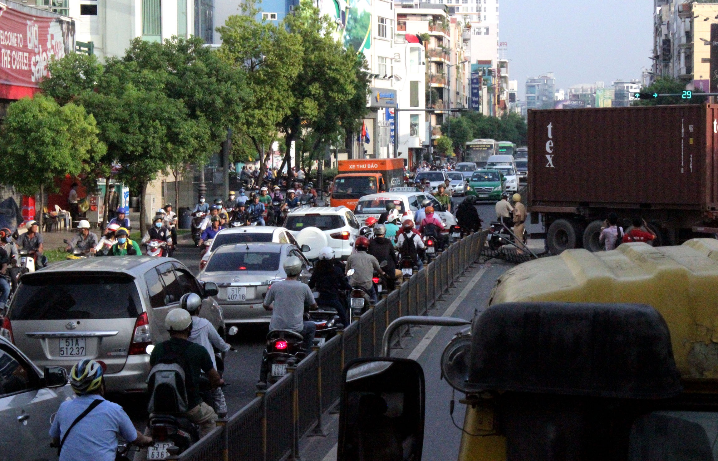 container lao vào nhà dân ở sài gòn ảnh 2 container lao vao nha dan o sai gon anh 2