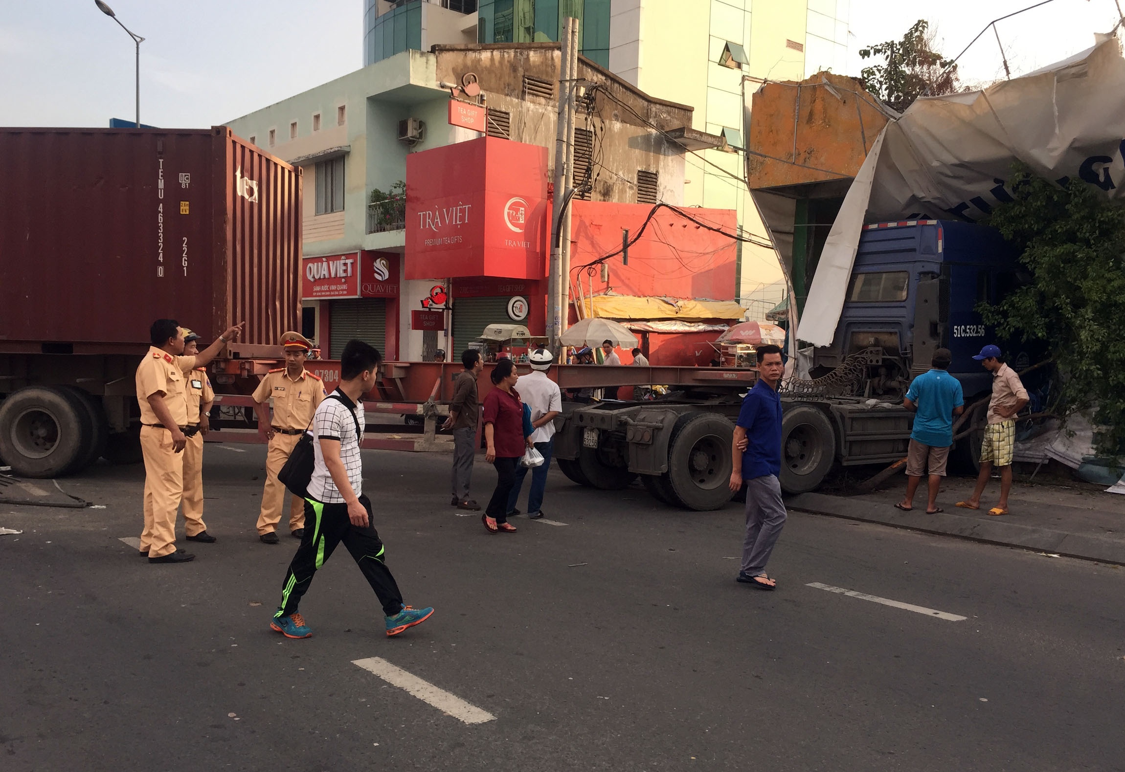 container lao vào nhà dân ở sài gòn ảnh 1 container lao vao nha dan o sai gon anh 1