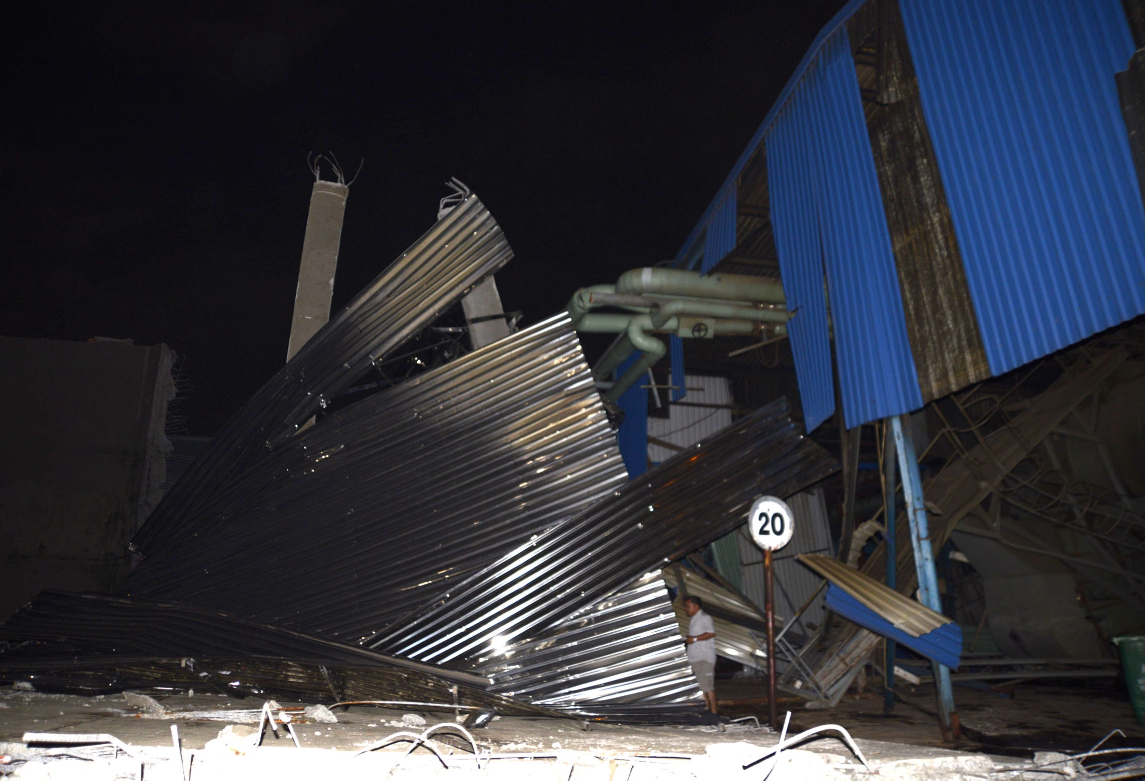 vỡ bồn nước nghìn mét khối ảnh 1 vo bon nuoc nghin met khoi anh 1