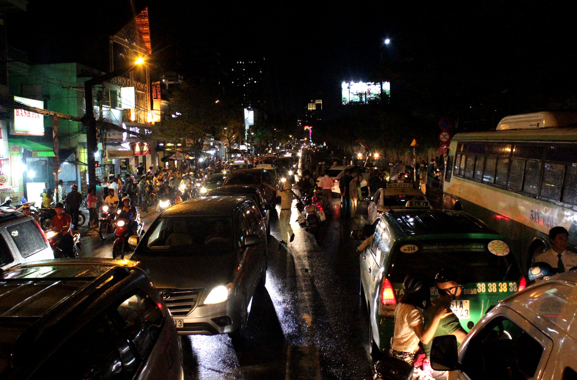 ôtô lật giữa đường ở sài gòn ảnh 2 oto lat giua duong o sai gon anh 2