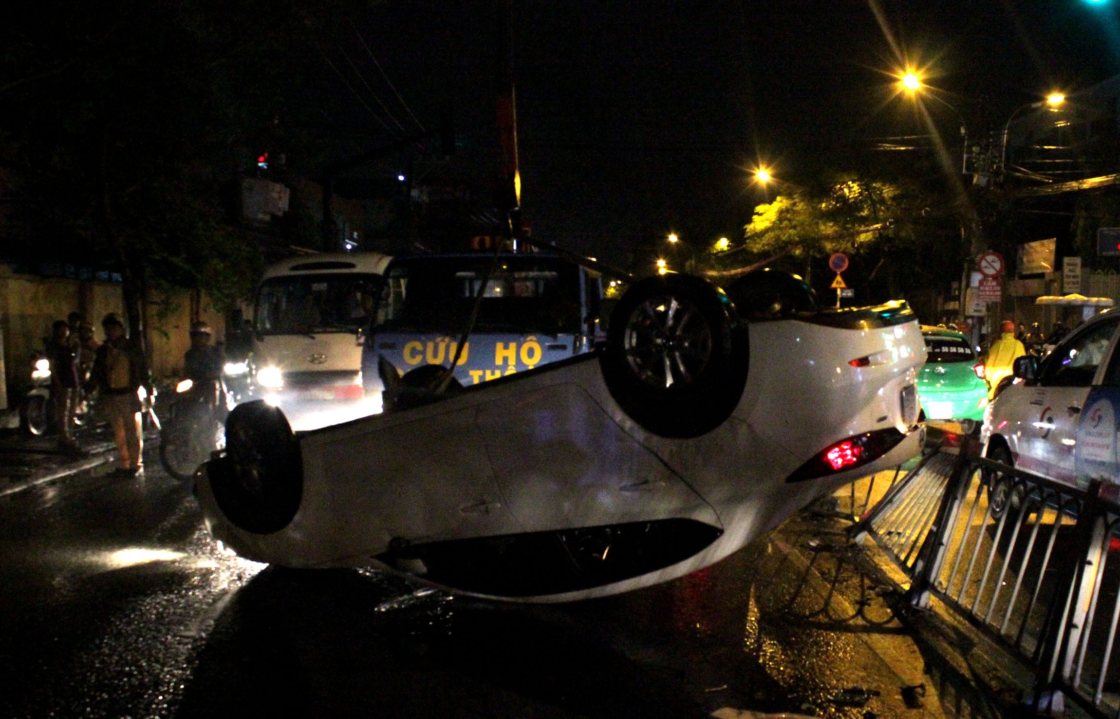 Co gai lai oto lat ngua tren duong, cua ngo Sai Gon ket cung hinh anh