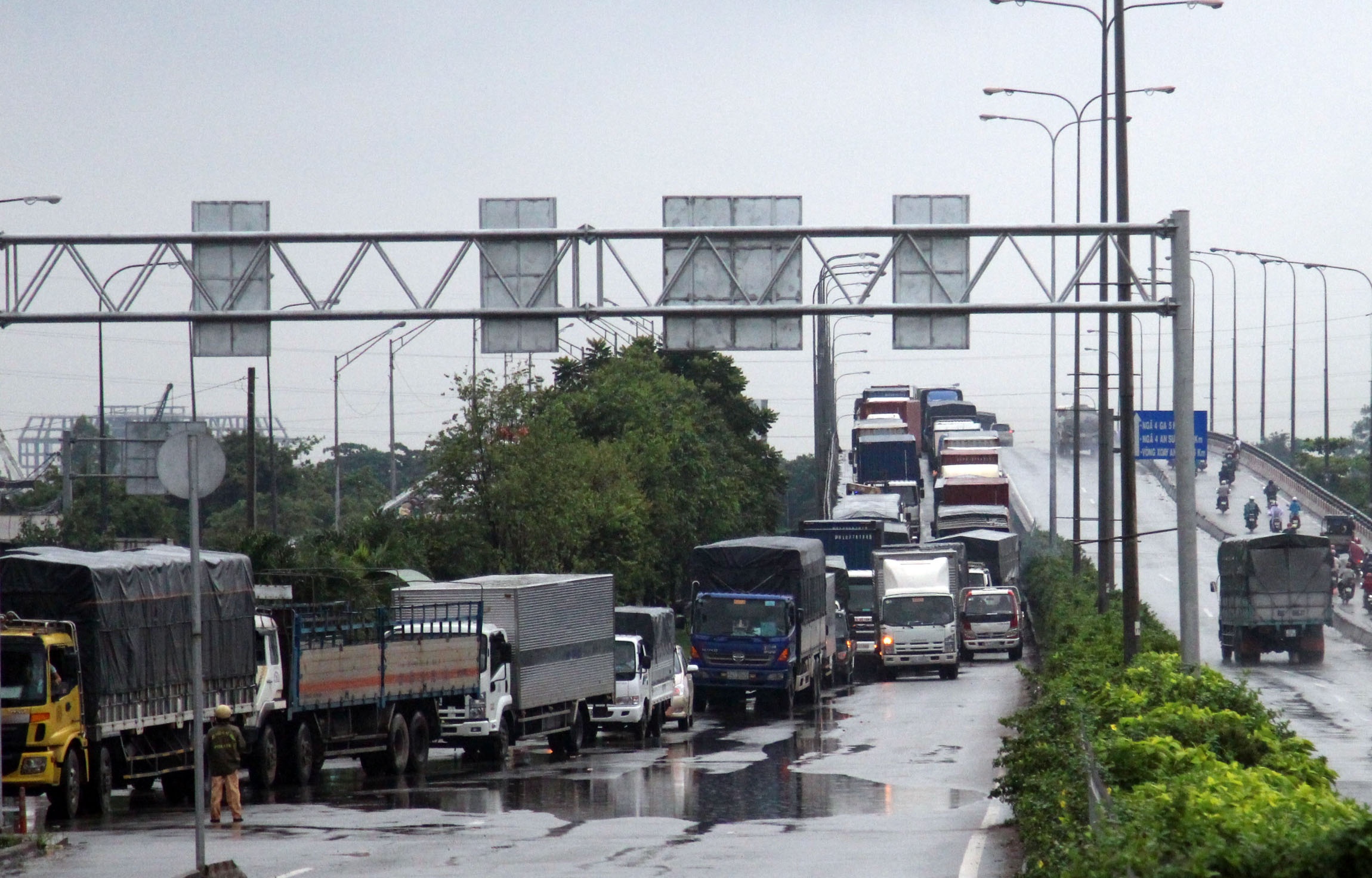 xe tải chắn ngang quốc lộ 1 ảnh 2 xe tai chan ngang quoc lo 1 anh 2