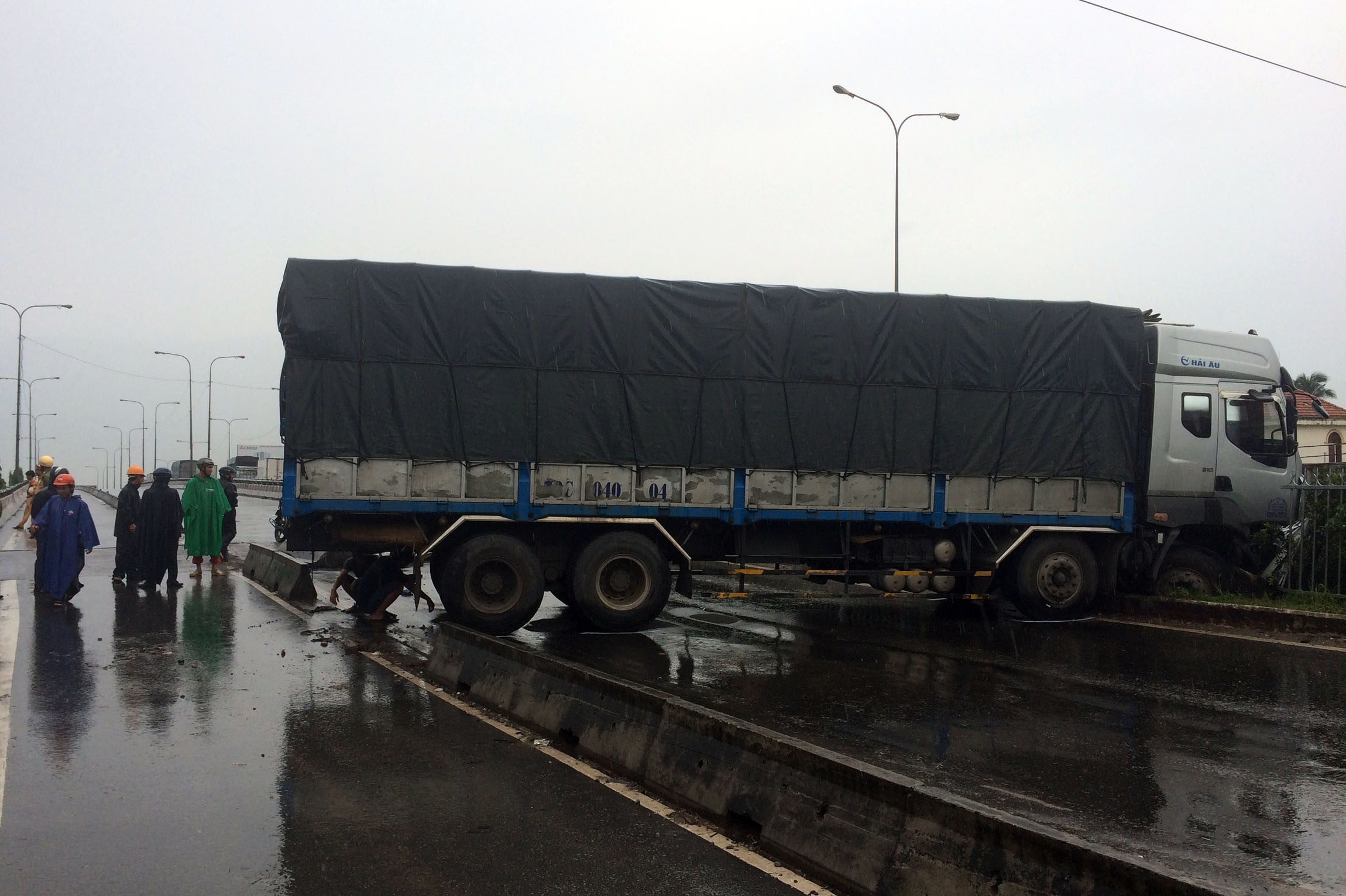 Xe tai truot banh do troi mua, quoc lo 1 ket cung hinh anh