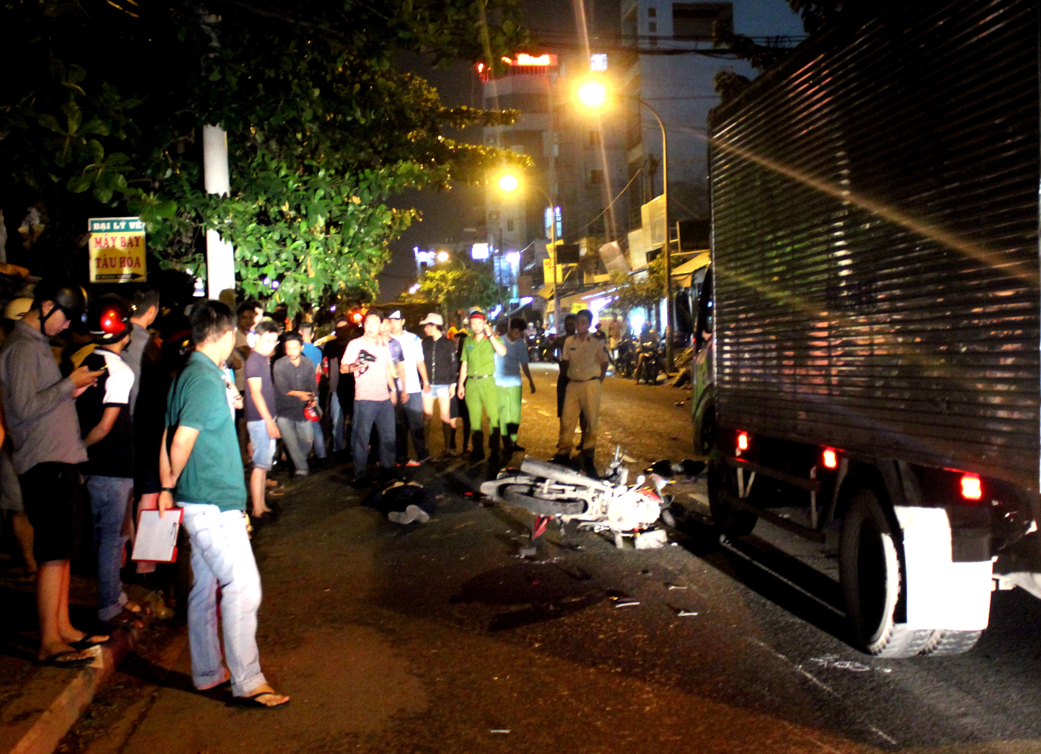 Xe may doi dau oto tai o Sai Gon, nam sinh tu vong hinh anh