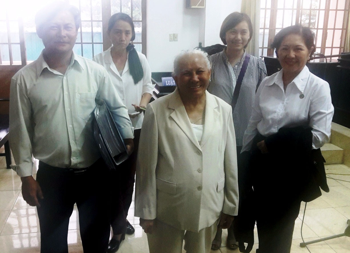 Ba lao 74 tuoi thang kien UBND quan 2 hinh anh