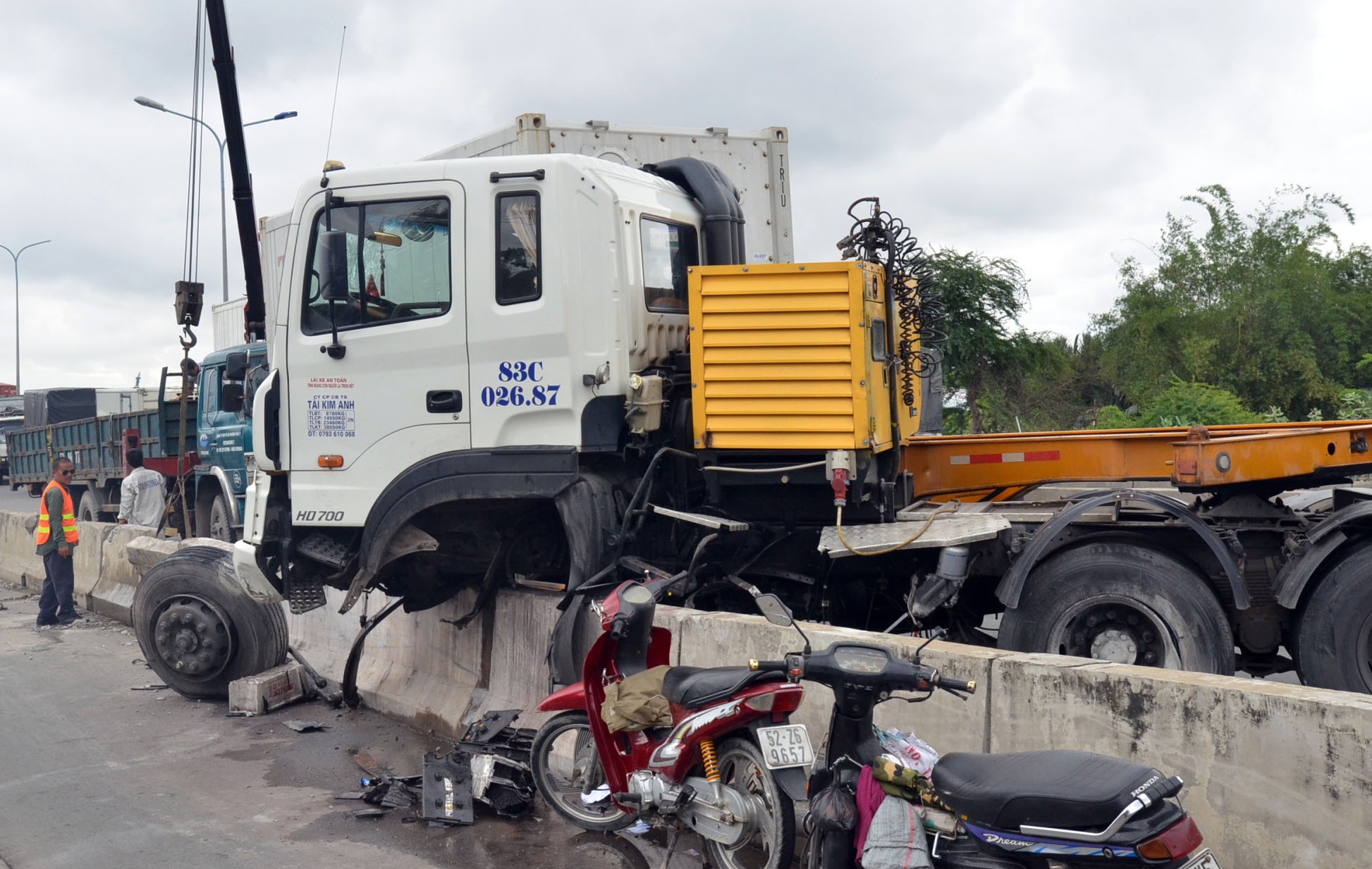 Xe dau keo dam dai phan cach, cau Phu My te liet nhieu gio hinh anh