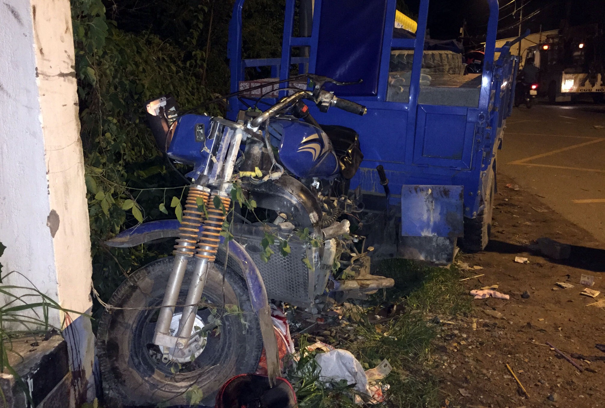 Xe ba gac lao vao tuong rao o Sai Gon, 2 nguoi thuong vong hinh anh