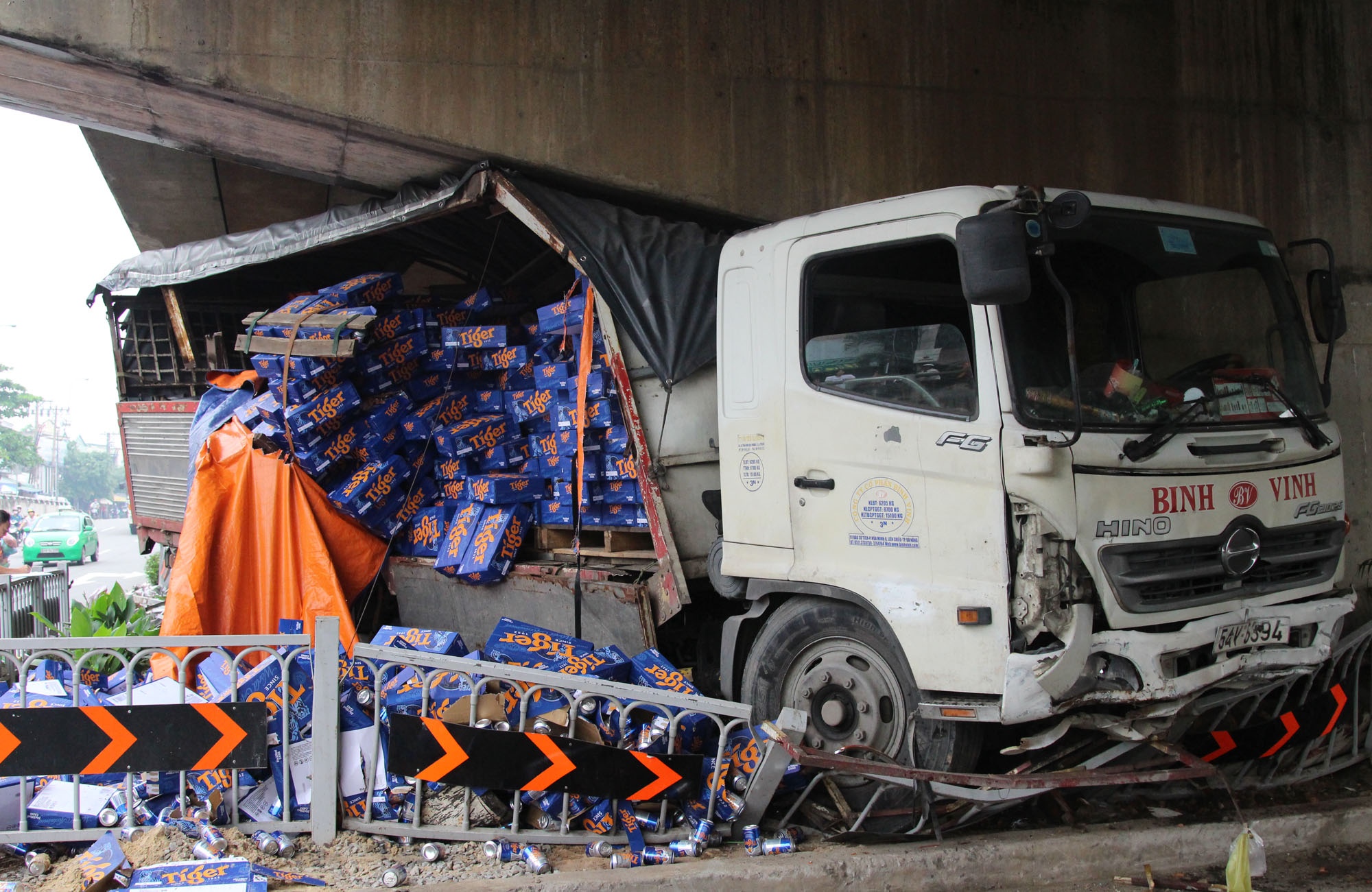 Xe tai ket duoi cau vuot, hang chuc thung bia tran ra duong hinh anh