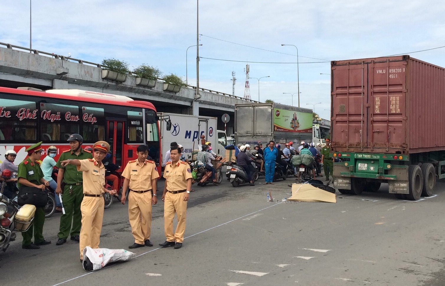 Co gai chet tham duoi banh xe container o Sai Gon hinh anh