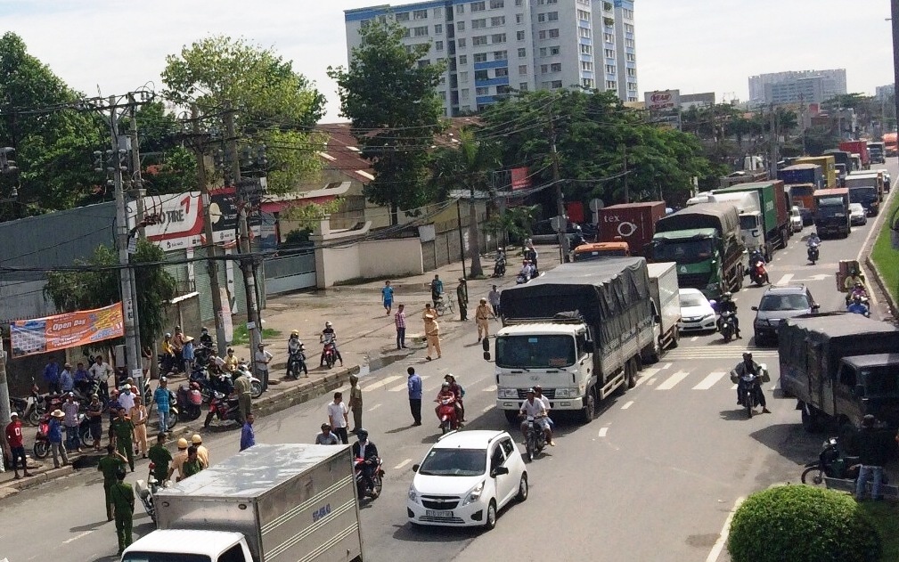 xe container tong co gai o sai gon anh 2