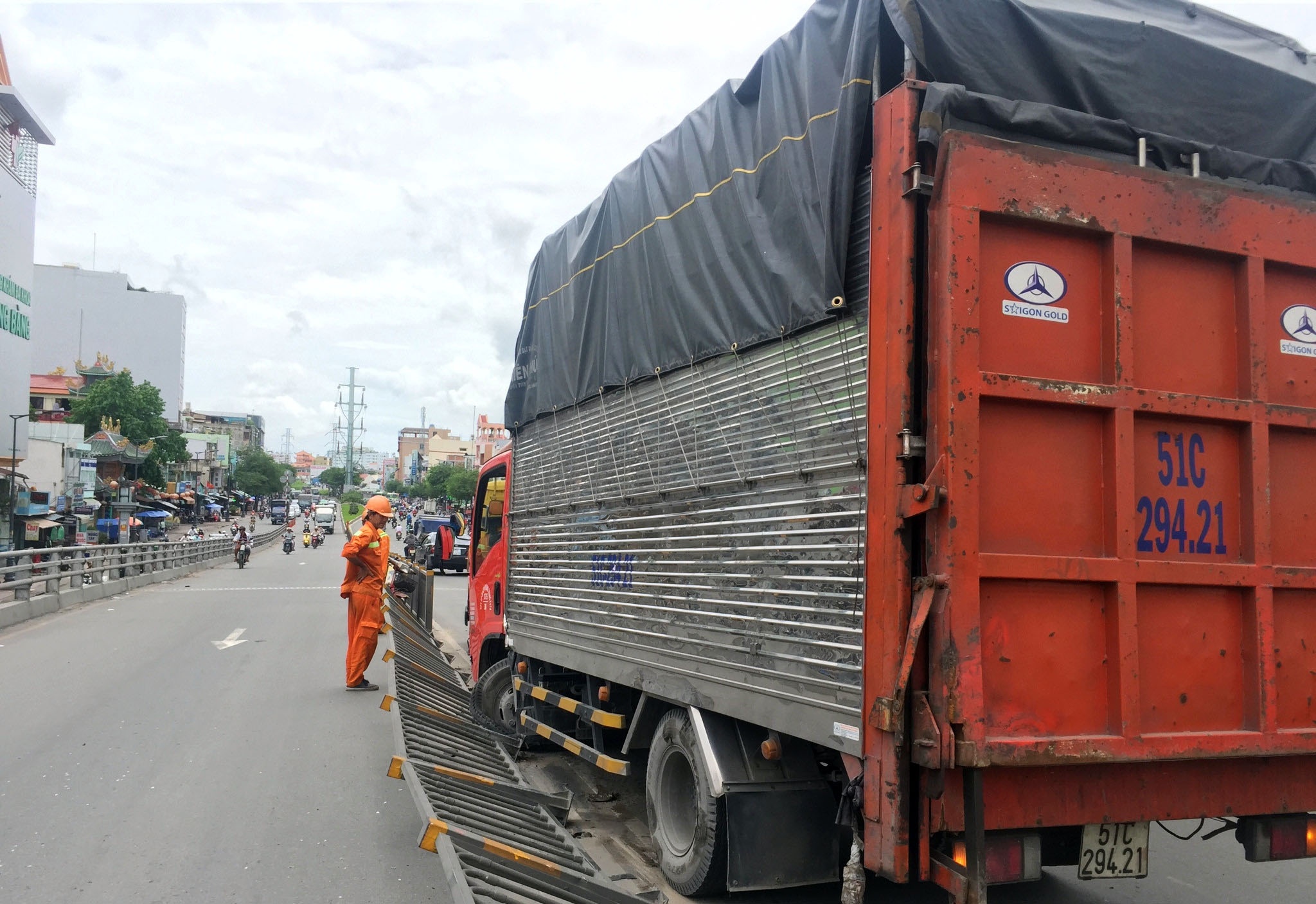 Xe tai dam vao dai phan cach, cau vuot Cay Go te liet hinh anh