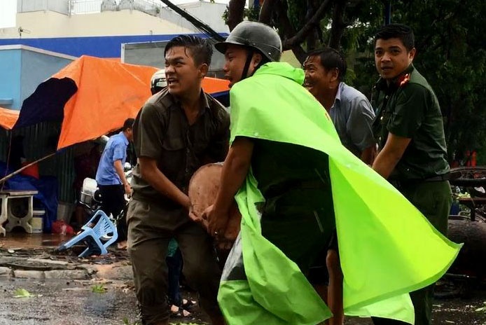 Cây cổ thụ ngã liên tiếp ở Sài Gòn ảnh 3 Cay co thu nga lien tiep o Sai Gon anh 3