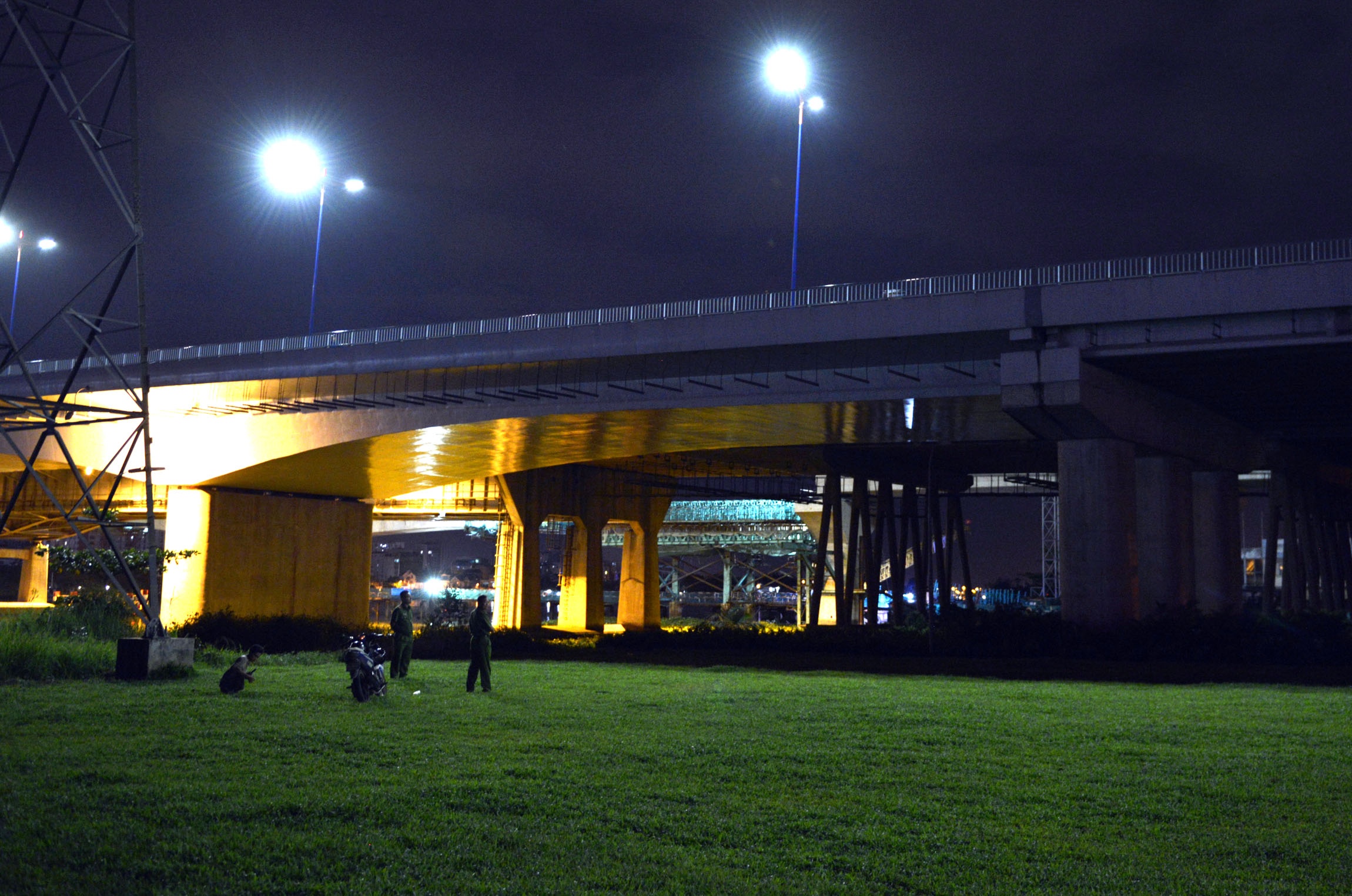 Nguoi dan ong mac quan ao da bong nhay cau Sai Gon tu tu hinh anh