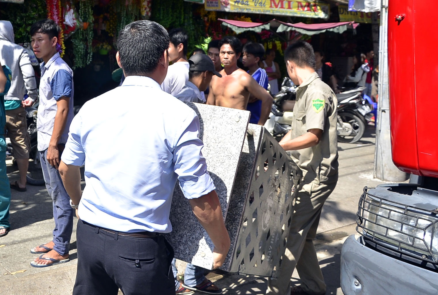 chay 3 cua hang hoa vai,  cay nhua anh 2